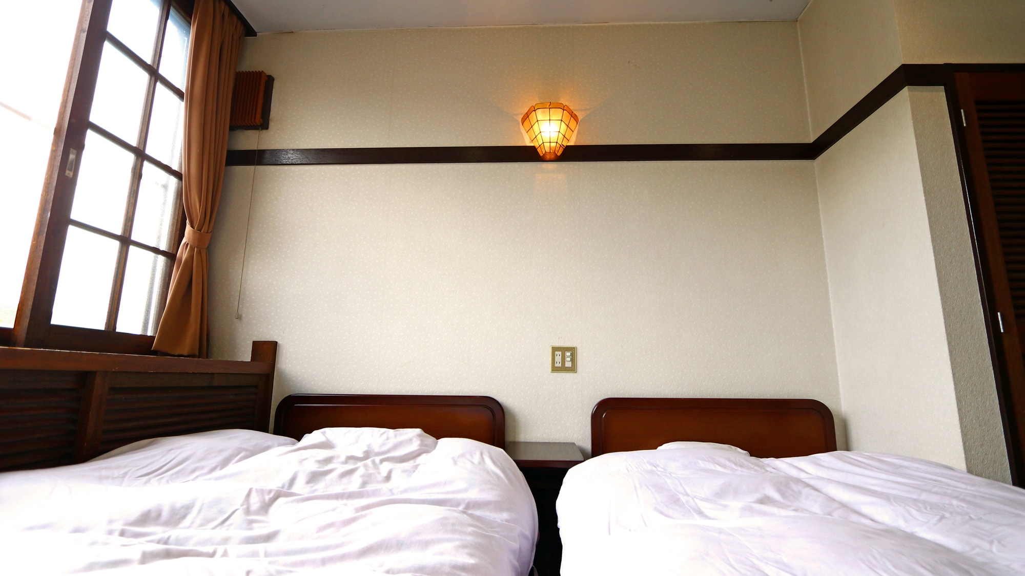 [Western-style twin room] Twin bed type. The washbasin and toilet are shared.