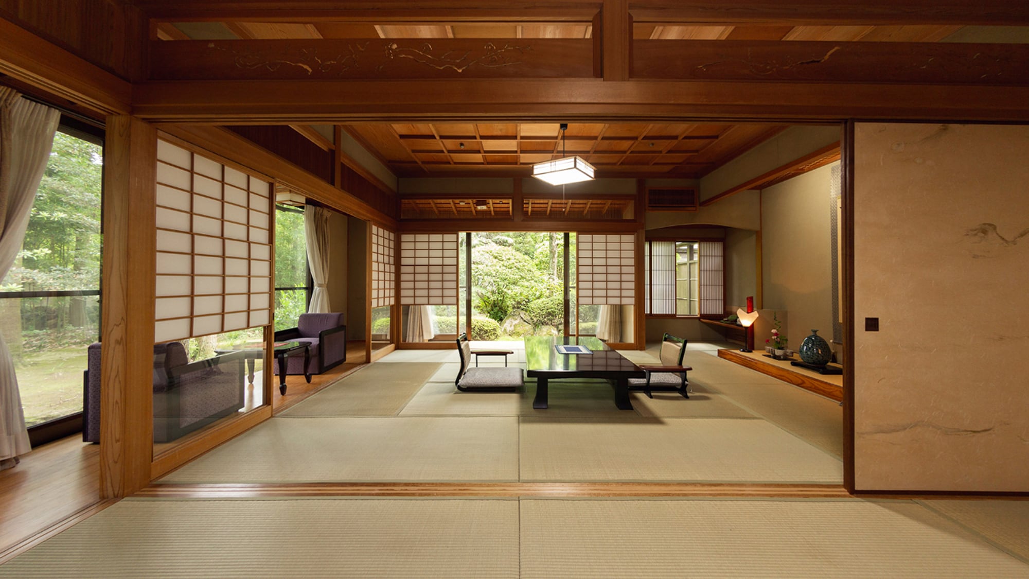 [Suigetsu / Ume] This is the largest room in Suigetsu, and the view of the garden from the room is wonderful.