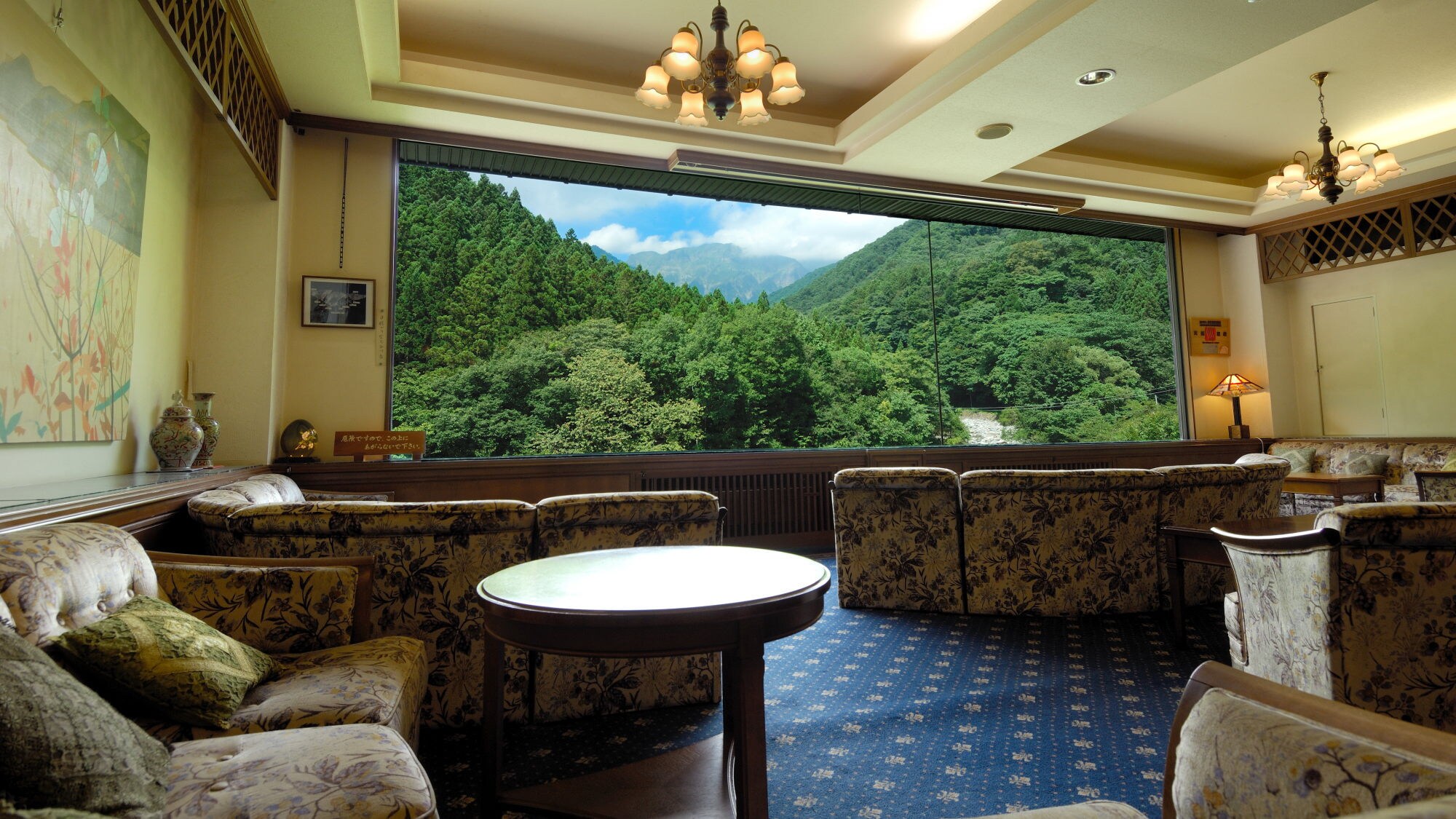 [Observation Lounge] Enjoy a relaxing time in the lounge with a view of the majestic Mt. Tanigawa spread out below you.