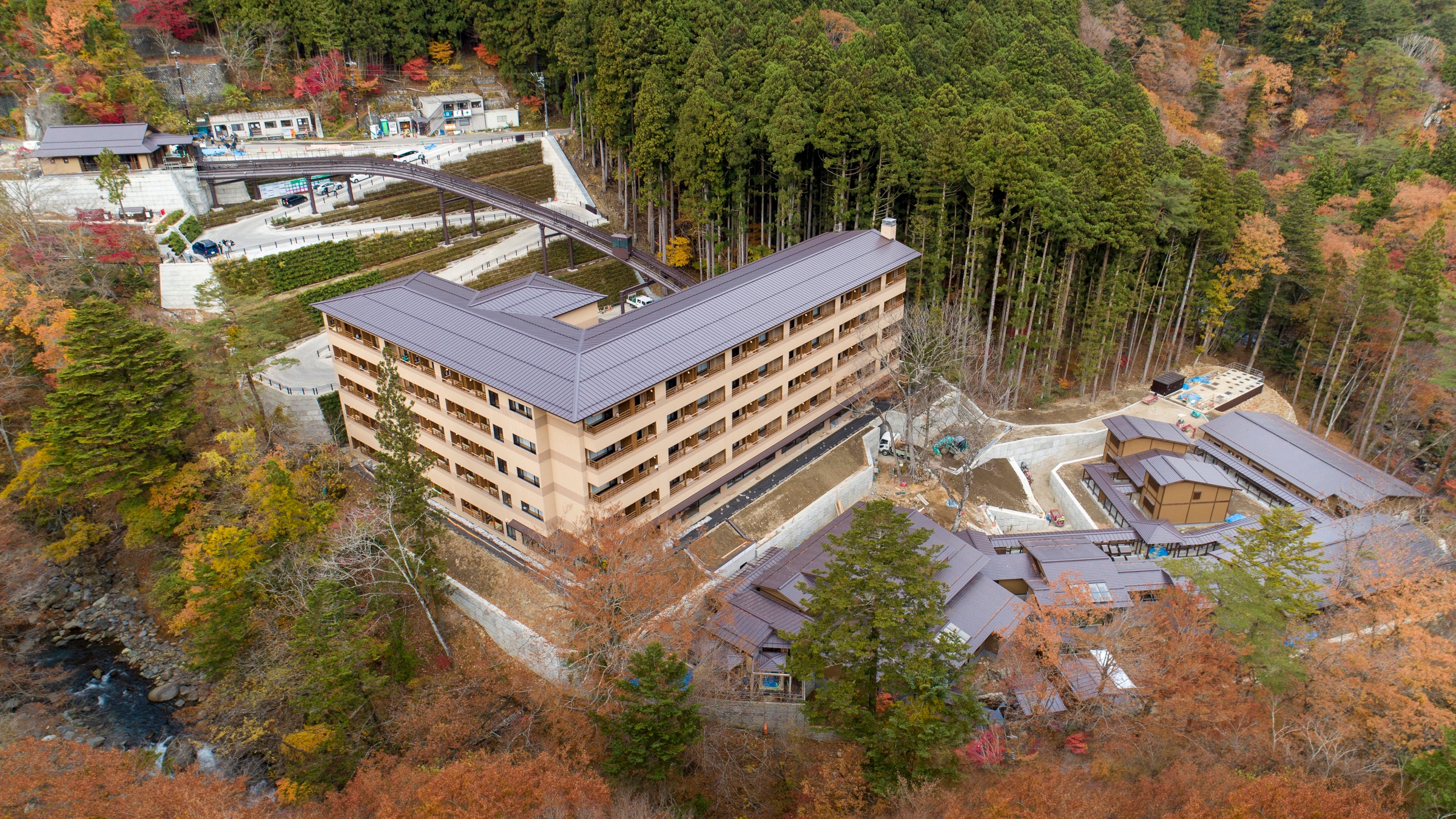 A hot spring inn where you can enjoy the beauty of the valley unspoiled by the terrain.