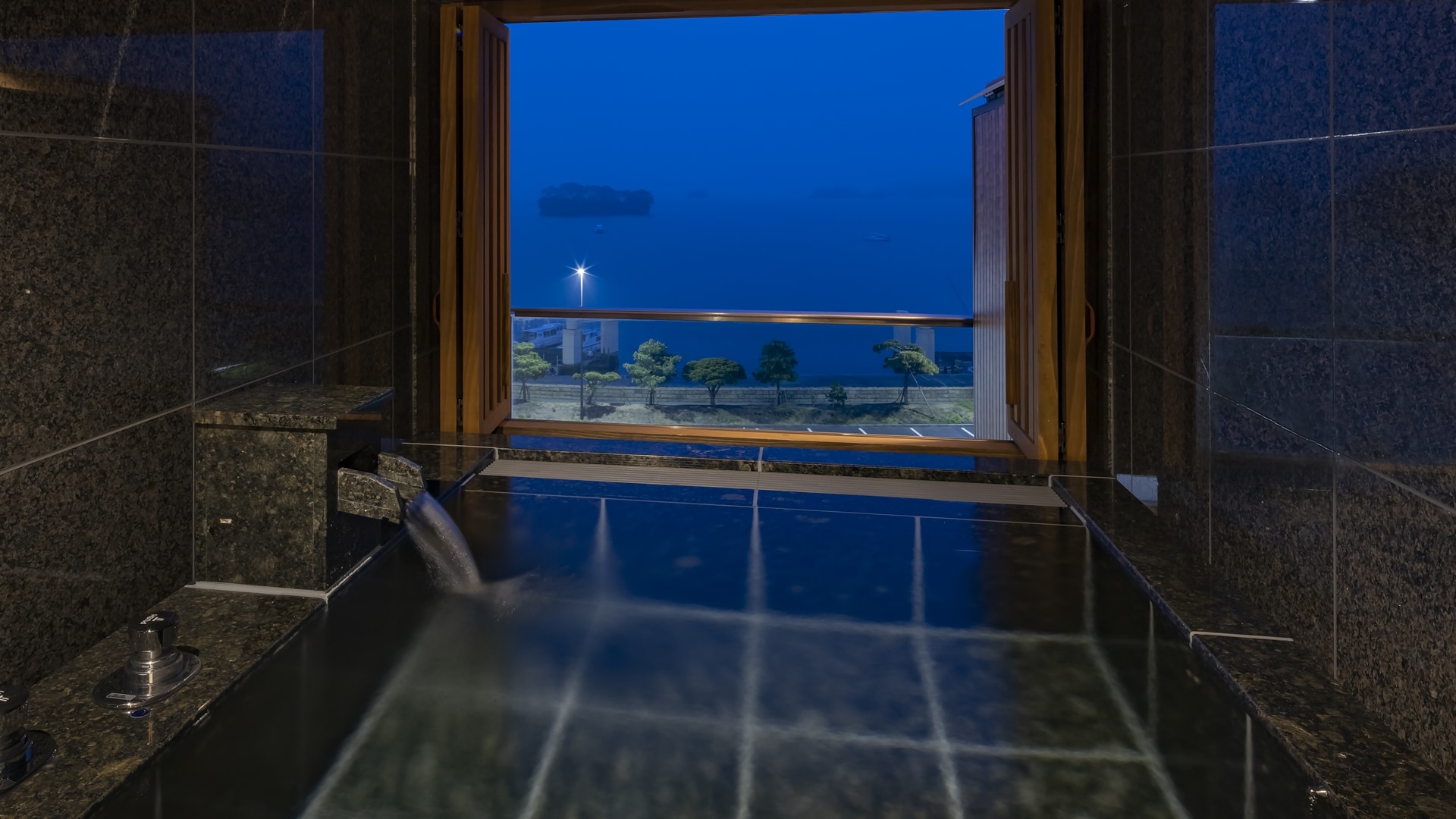 Premium Center Wing: 24 rooms with natural hot spring open-air baths