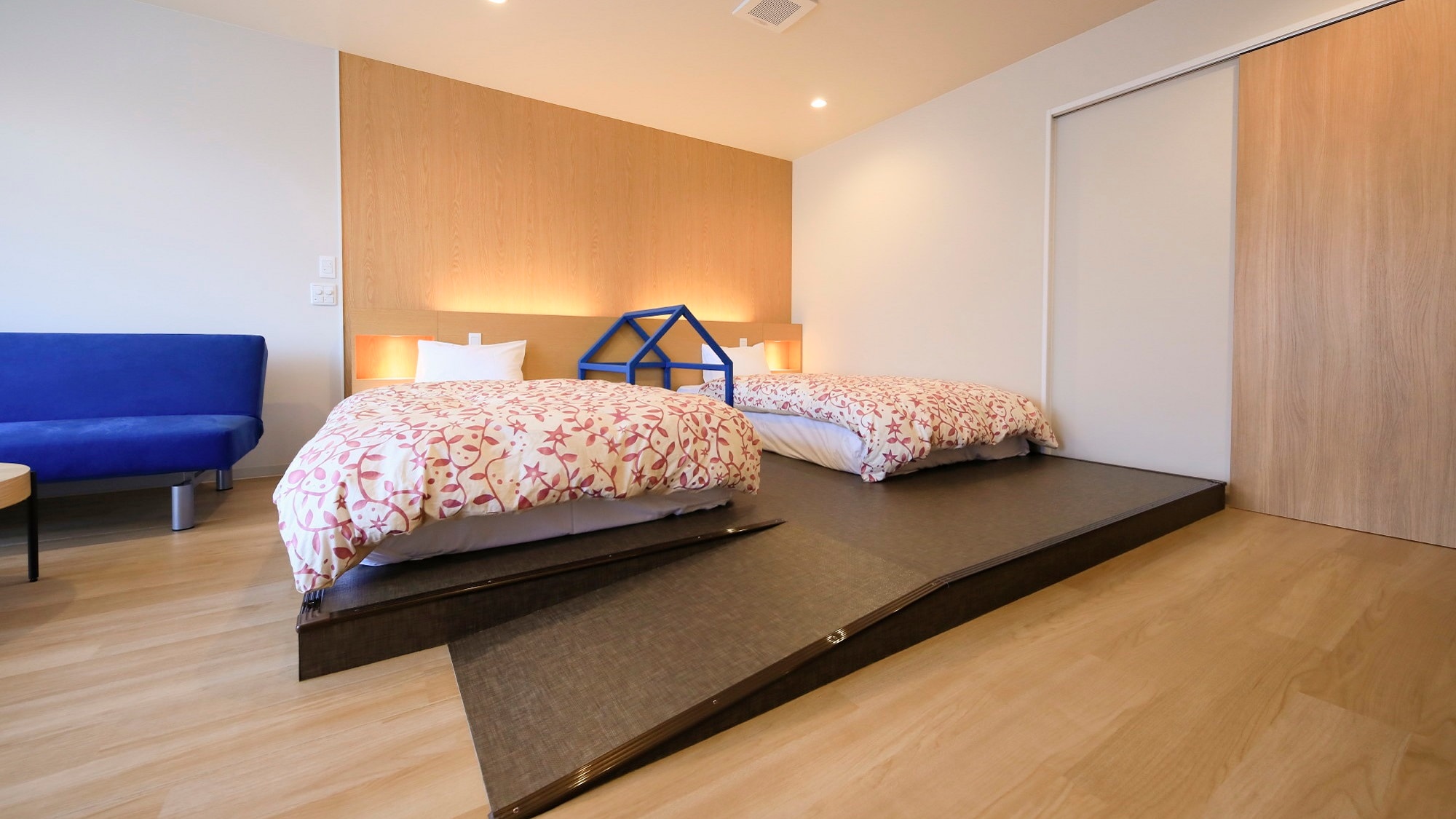[Western-style twin room] Installed a slope leading to the bed space