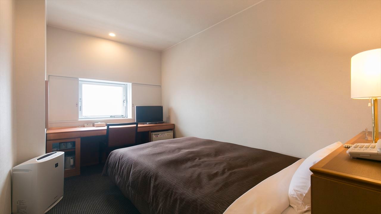 Kamar Single Semua kamar memiliki tempat tidur semi-double.