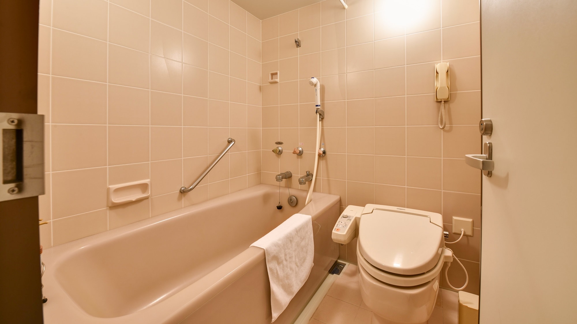 *[豪華雙床示例] 帶溫泉單元浴。您可以隨時享受客房內的天然溫泉。