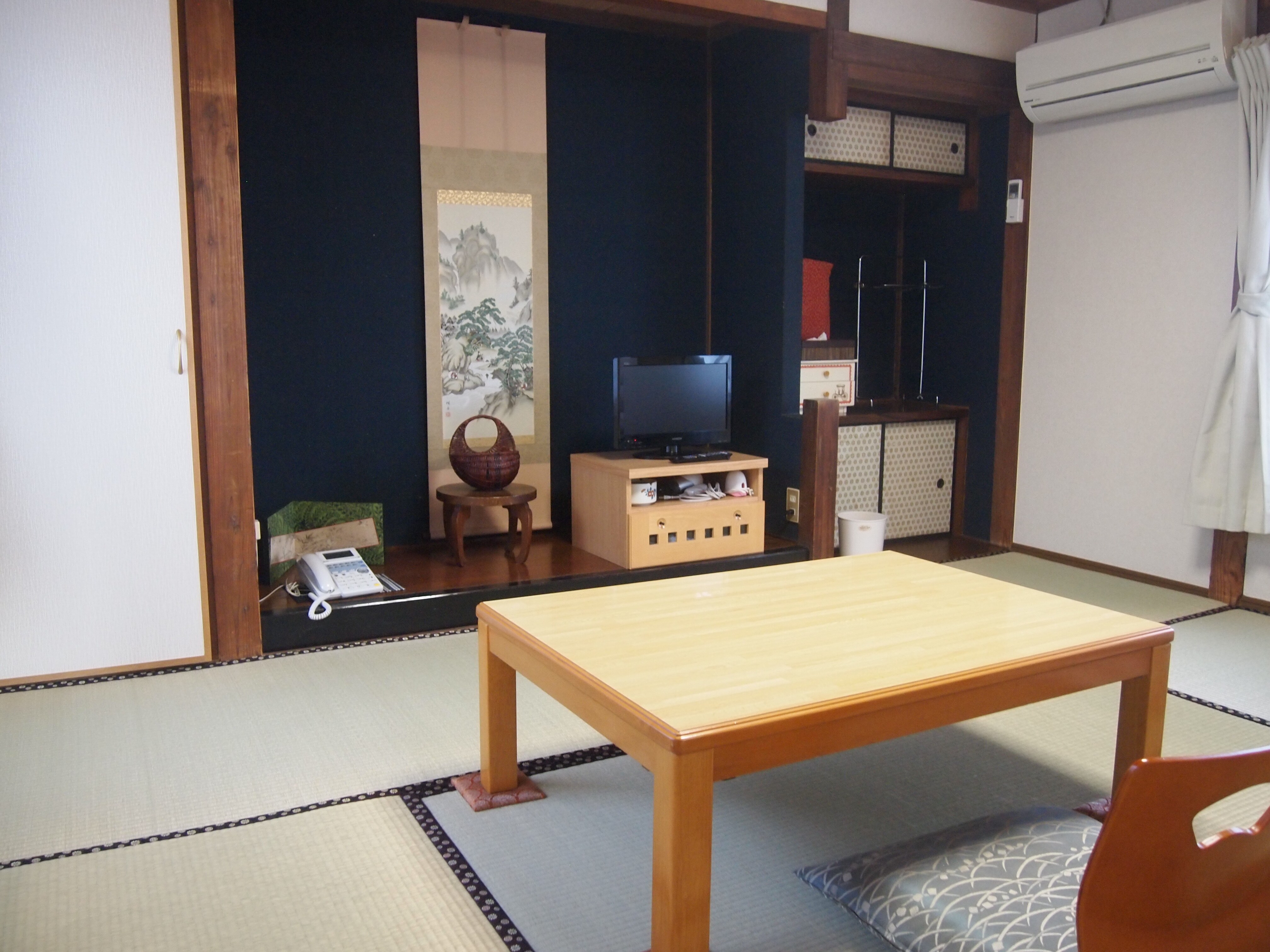 Japanese-style room (6 tatami mats)