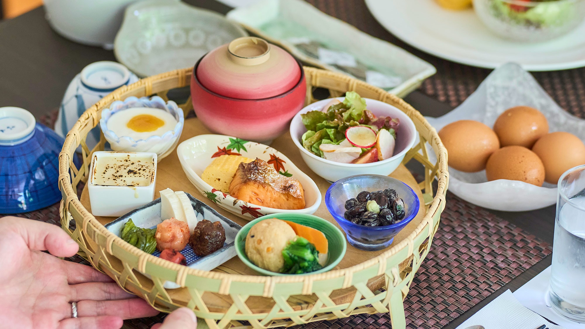 ・[Sarapan/Dewasa] Sup miso dibuat dengan miso yang bersumber dari toko koji di Kota Tatsuno yang telah beroperasi sejak tahun 1926.