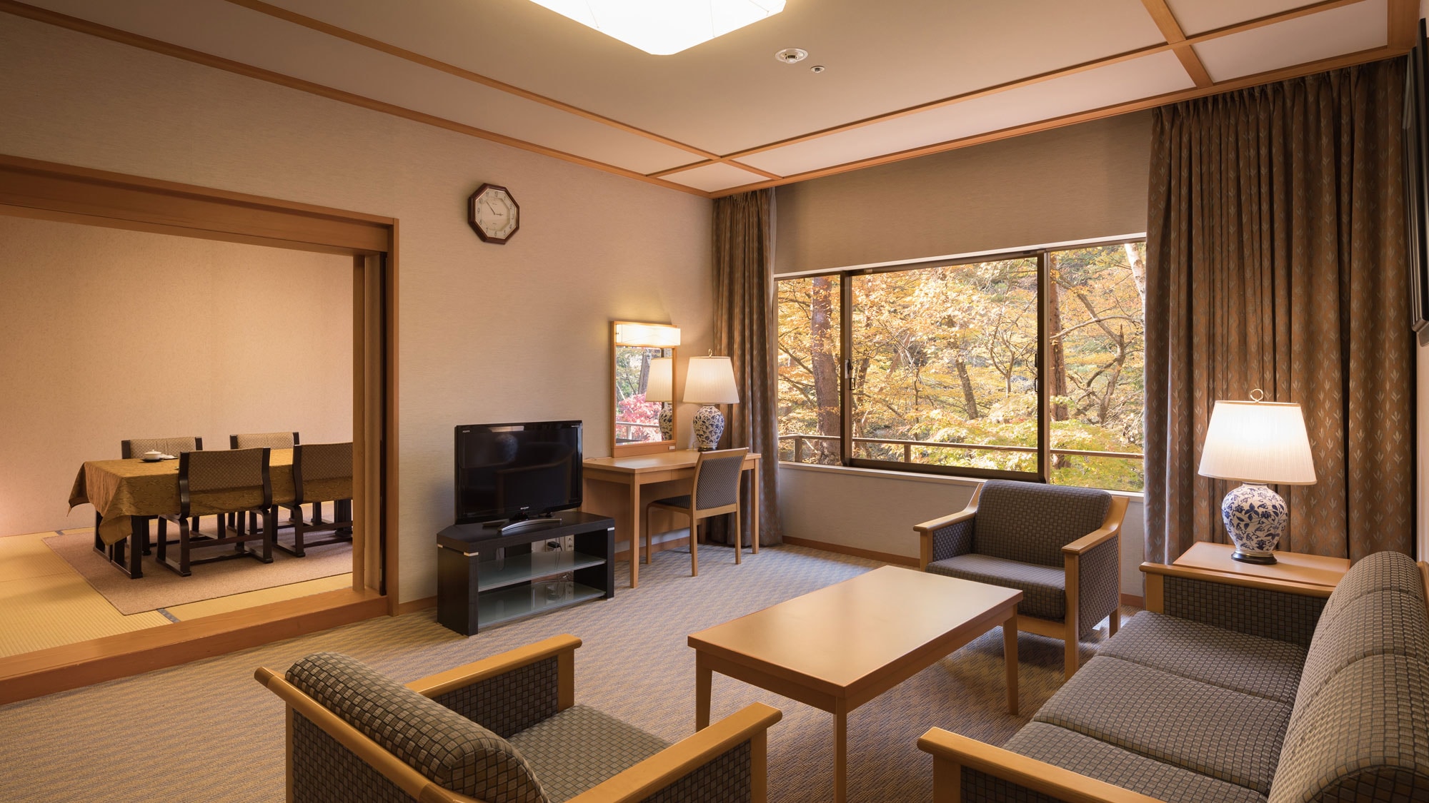[Japanese-style room with living room | Japanese-style room 12 tatami mats + dining room 10 tatami mats + living room (95 m2)]