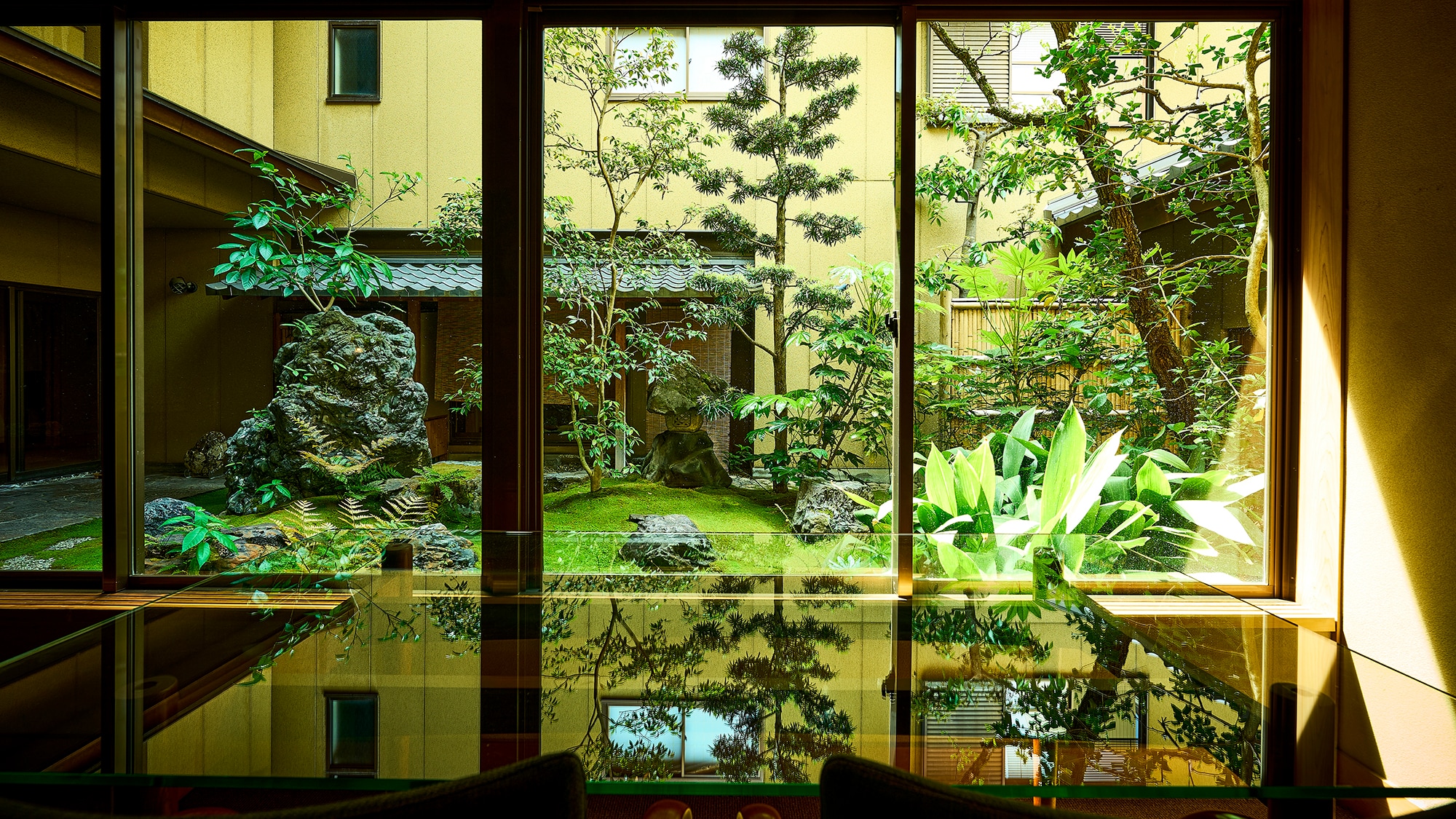 【ロビー】当館自慢の日本庭園を眺め、心ゆるむひとときをお過ごしいただけます。