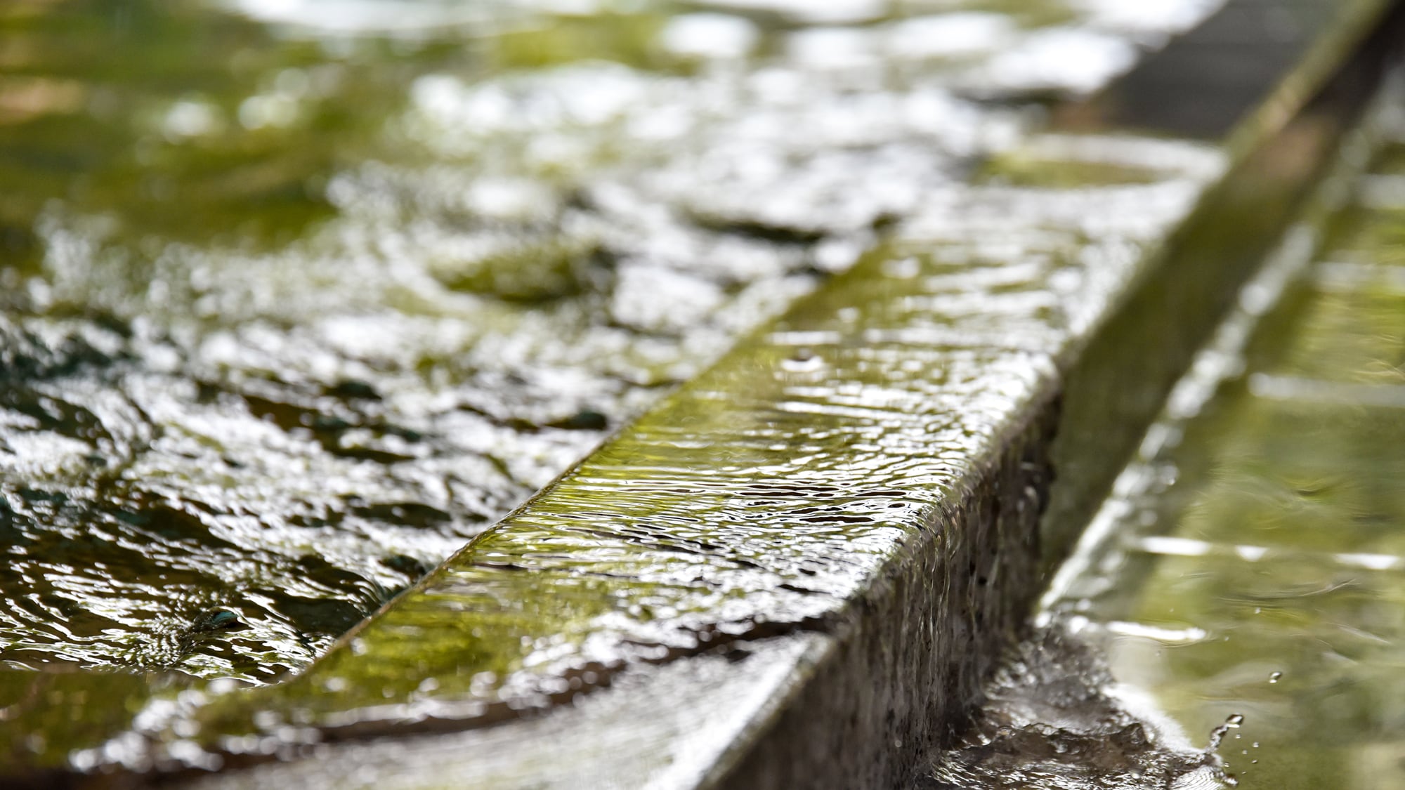 *[Large public bath] Relax in 100% fresh water straight from the source.