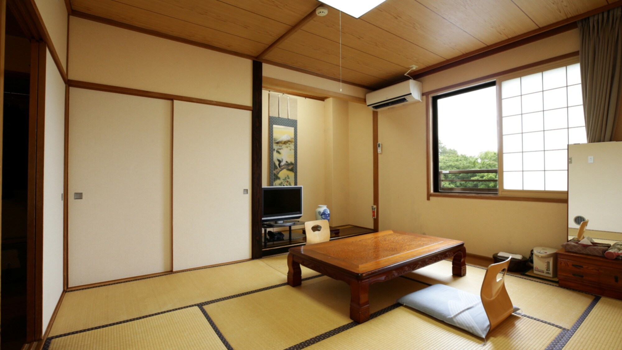 Main building Japanese-style room 8 tatami mats: A tatami room where you can relax and relax.