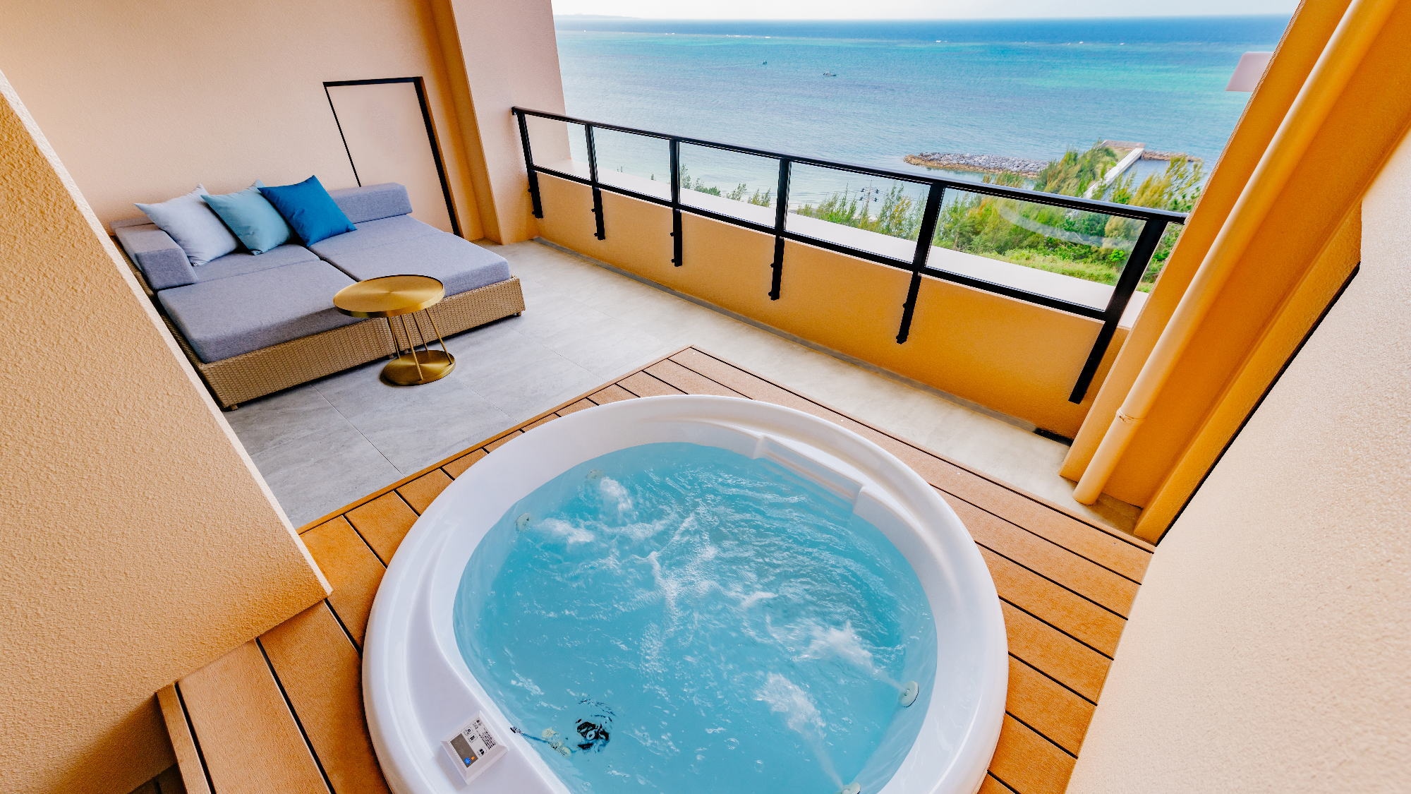 [Guest rooms] All rooms have outdoor jetted baths (cold and hot water available) *The image shows the Ocean Terrace Deluxe.