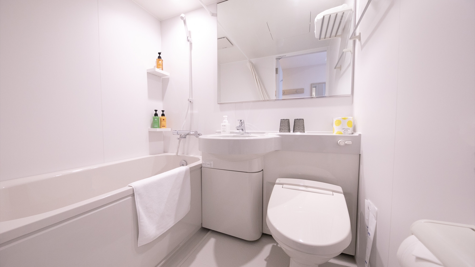 [Double room] Bathroom image (The bath in the guest room is a unit bath)