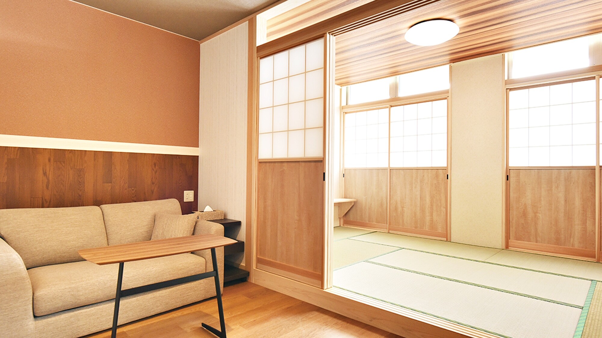 [Example of guest room] Japanese-style room. In addition to the tatami room, there is also a relaxing space with a sofa.