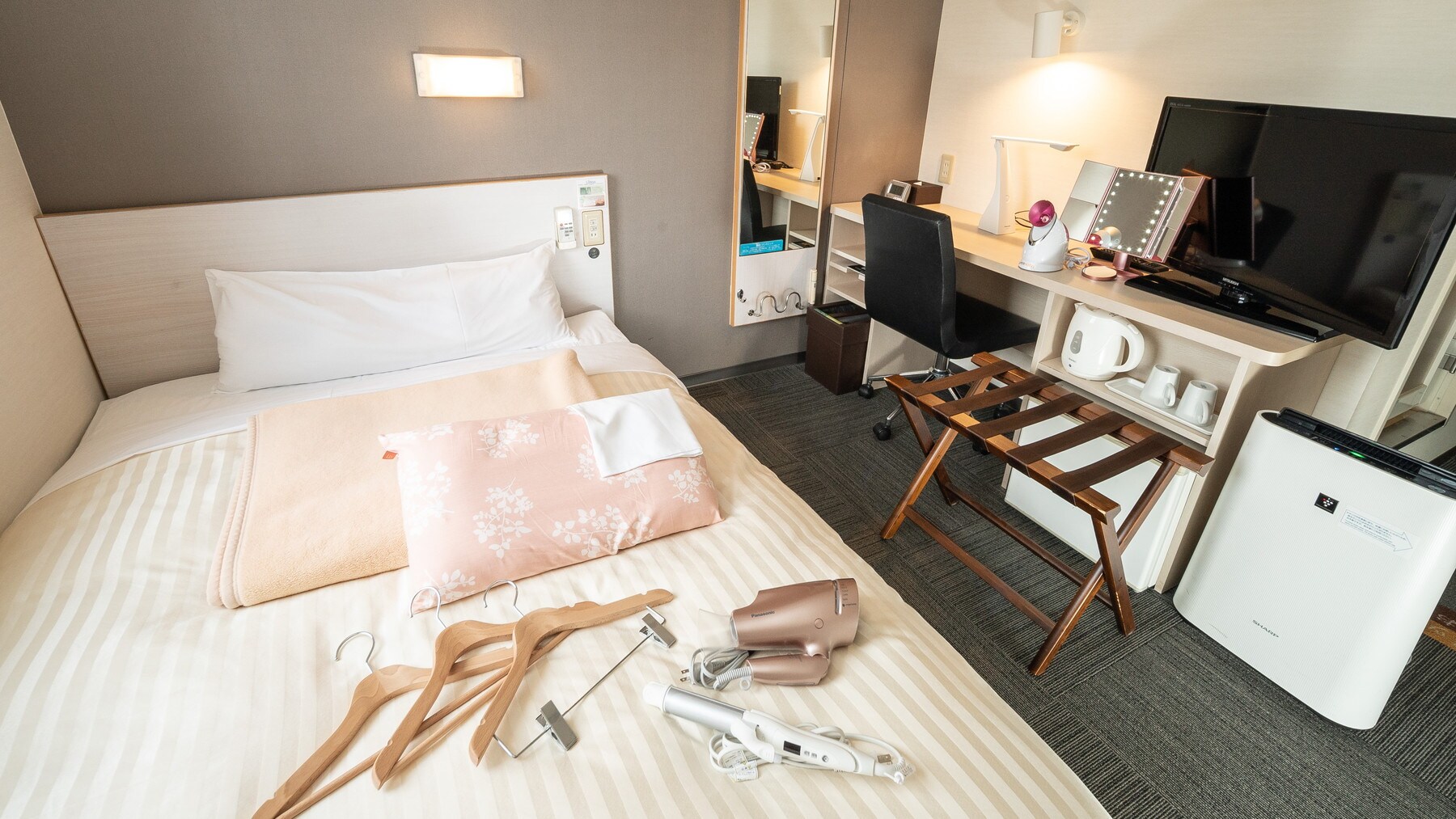 The ladies' room is packed with services that consider women's beauty and health.