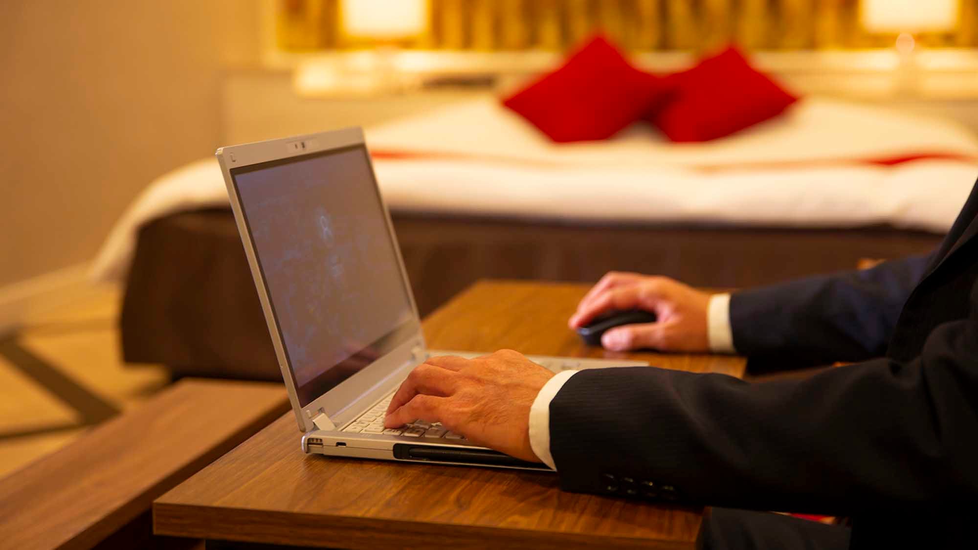 - Có Wi-Fi miễn phí trong tất cả các phòng. Bạn cũng có thể làm việc trên máy tính trong phòng của mình.