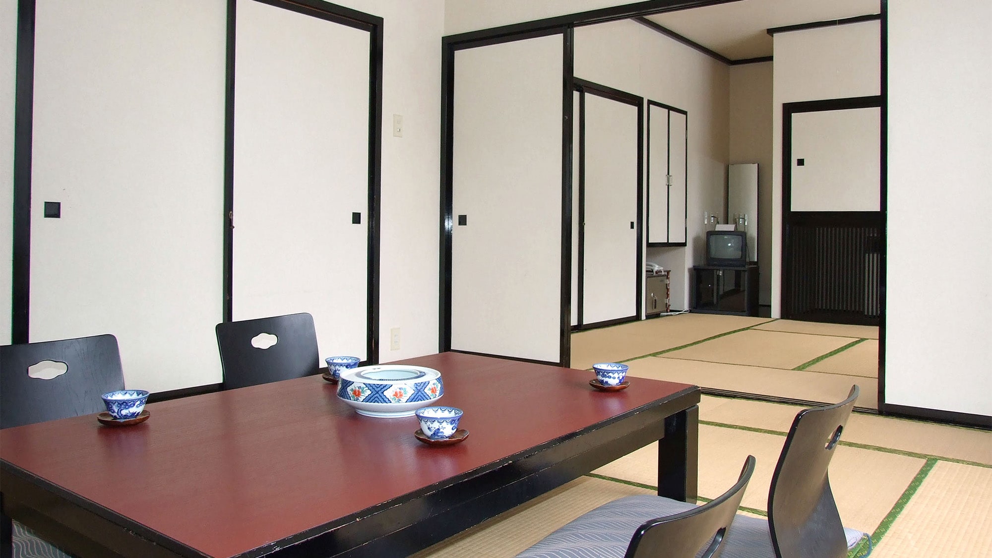 ・ [Example of Japanese-style room two rooms] A room with a veranda of 2.5 tatami mats on 8 tatami mats + 8 tatami mats