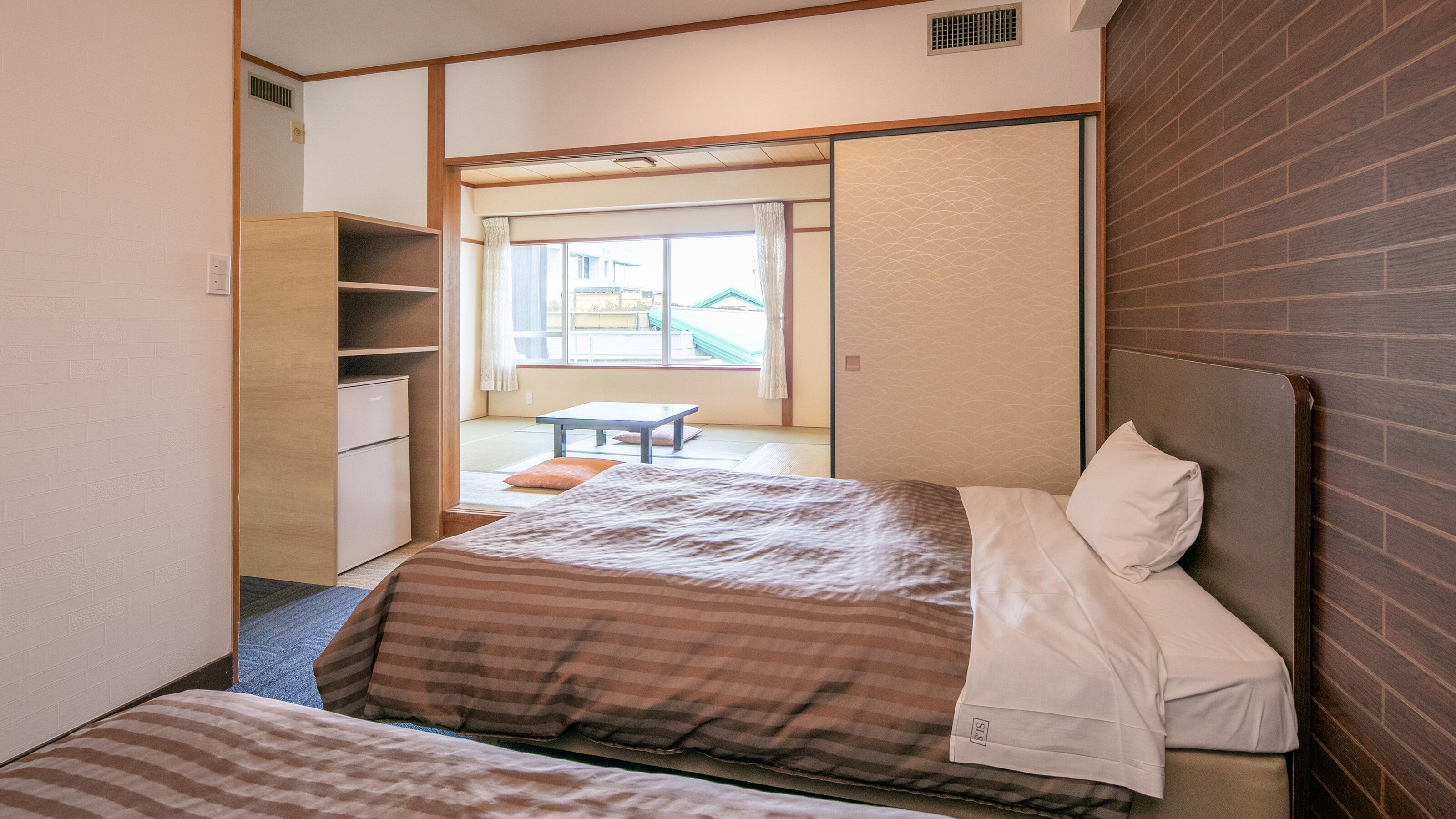 Japanese-Western style room (10 tatami mats + 2B) Non-smoking