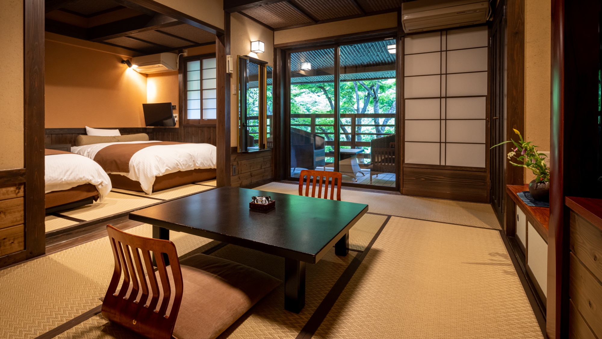 [Main Building] Yuri_Adults up to 4 people / Japanese and Western room twin beds / 3 people ~ futon / partitionable / with private terrace