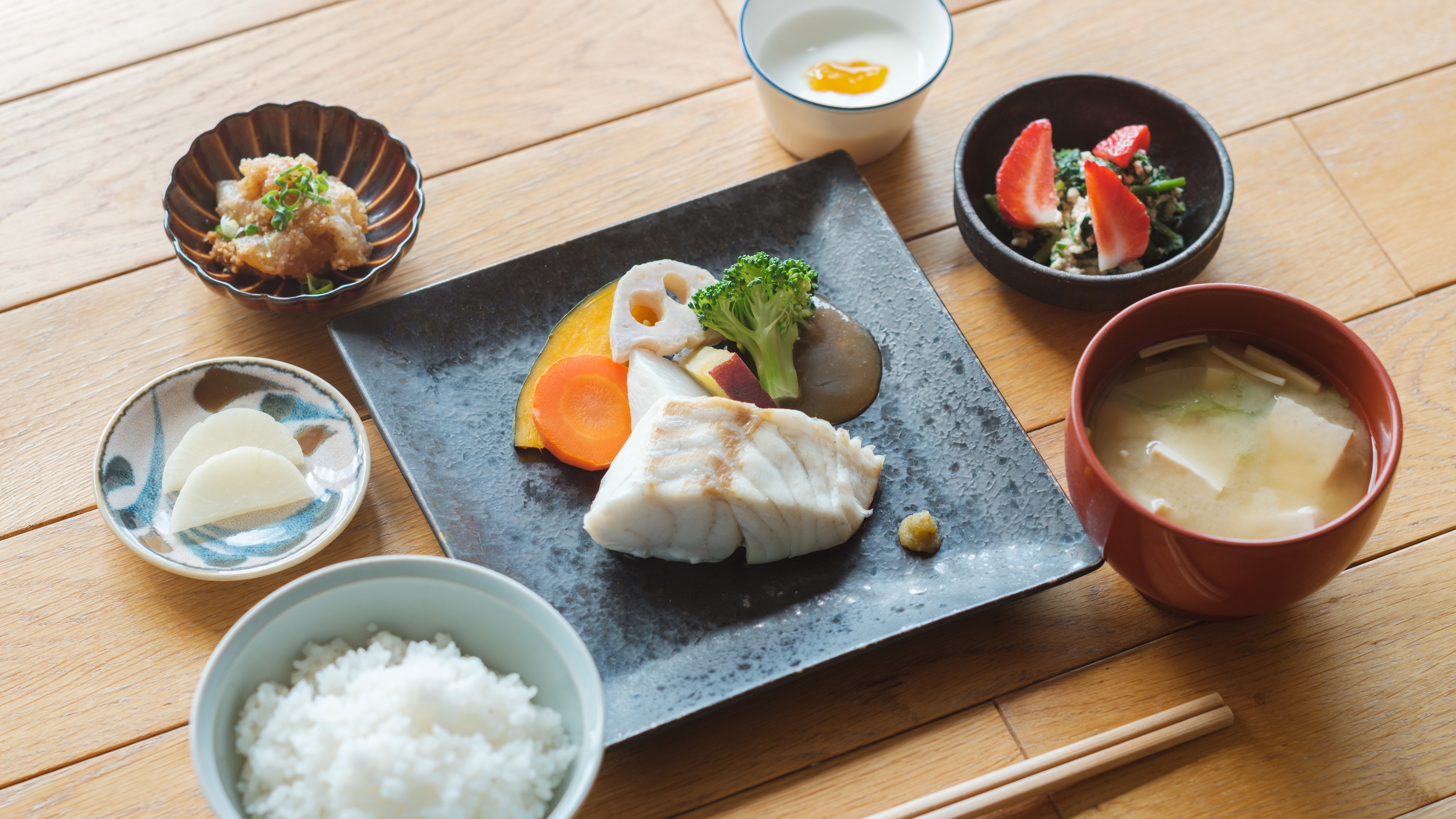 [Breakfast] Japanese set meal filled with the blessings of the island
