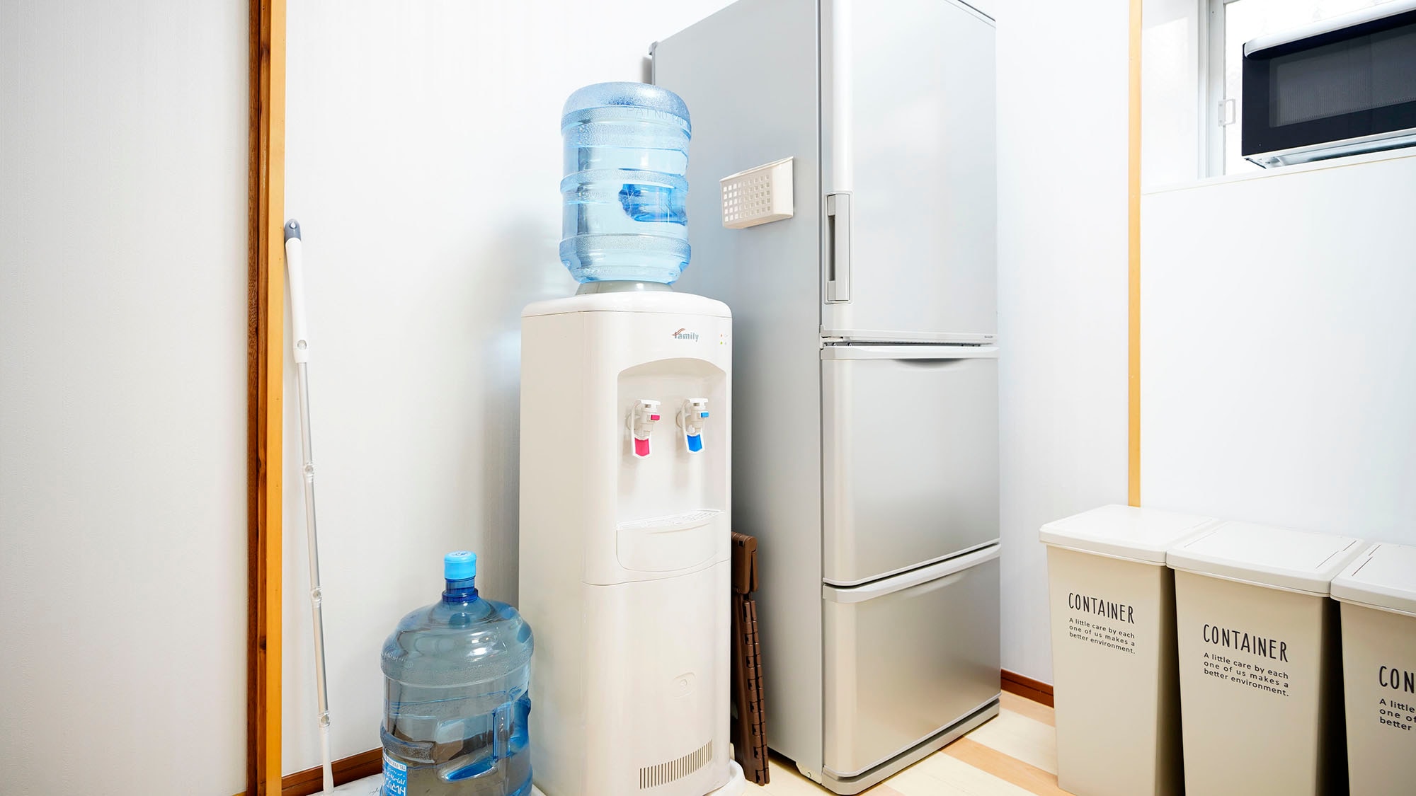 ・Room 301: Please feel free to use the hot and cold water server.