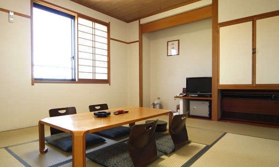 It is a Japanese-style room with 10 tatami mats where you can relax and relax.