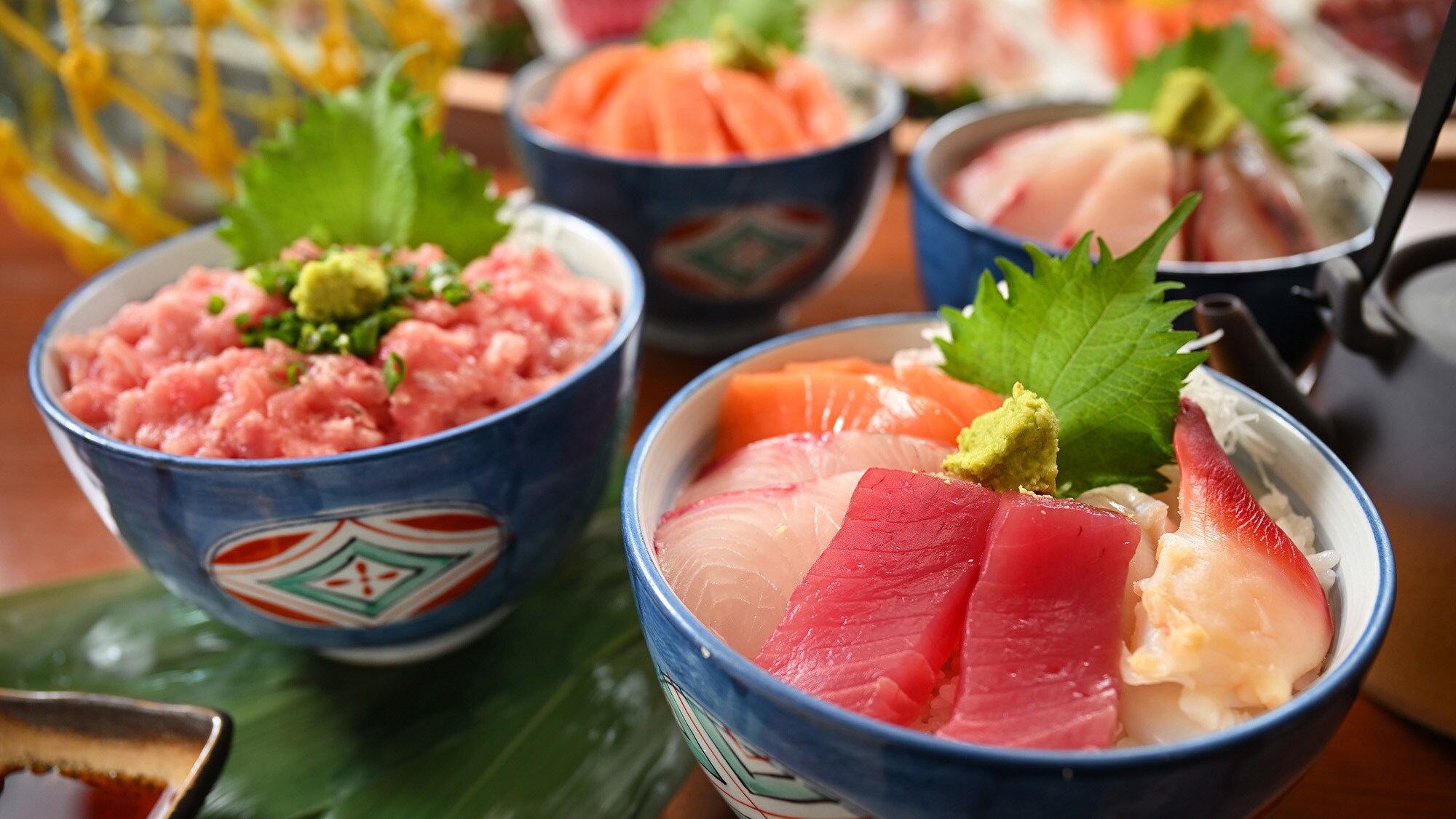 [Breakfast] Our famous "Self-Serve Seafood Rice Bowl"! Enjoy it in three ways: as is, with plenty of condiments, or as dashi chazuke (rice with broth).