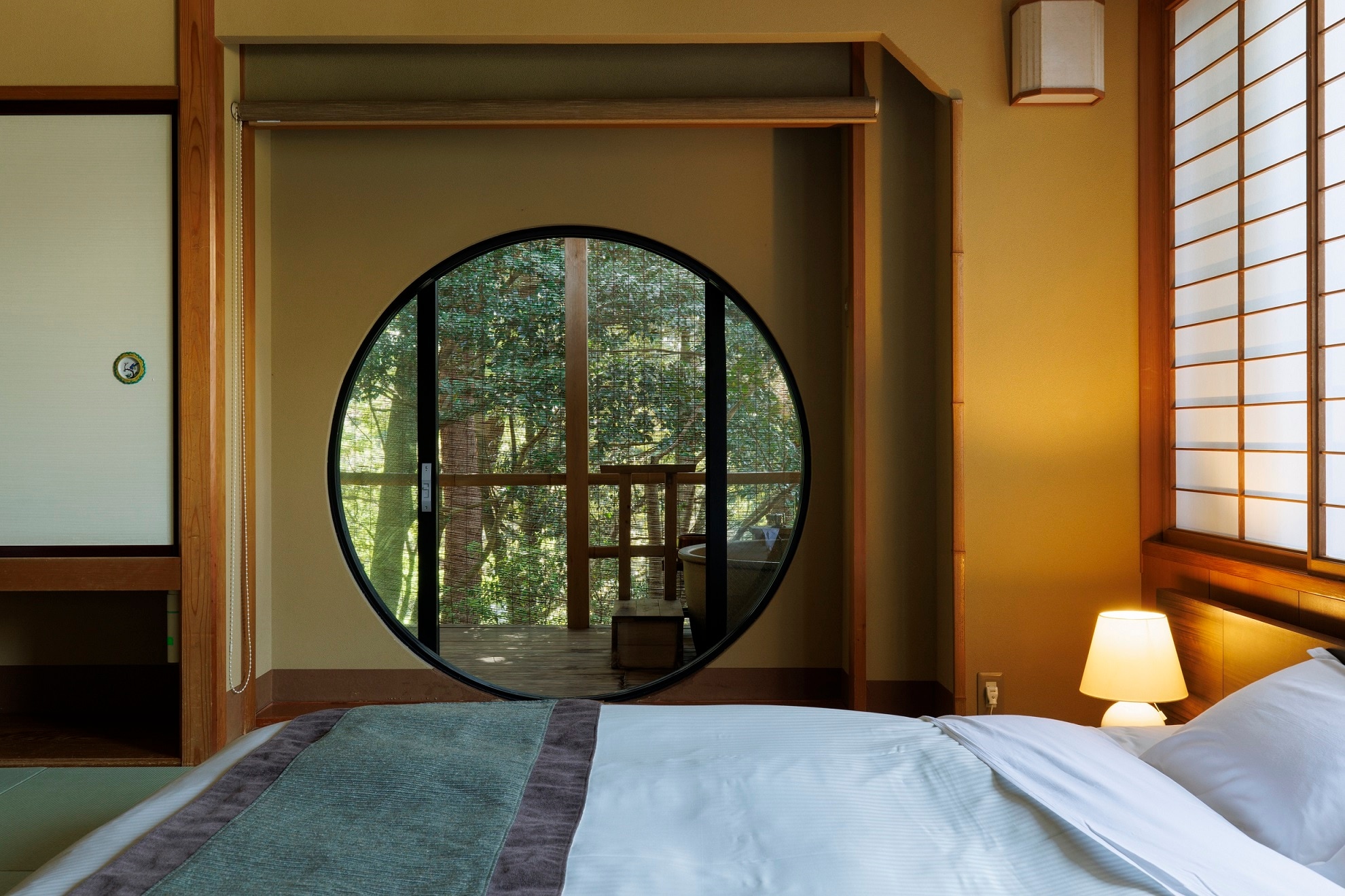 [Main building: guest room with open-air ceramic bath] (Room 412) Through the round window from the room you will find the open-air ceramic bath.