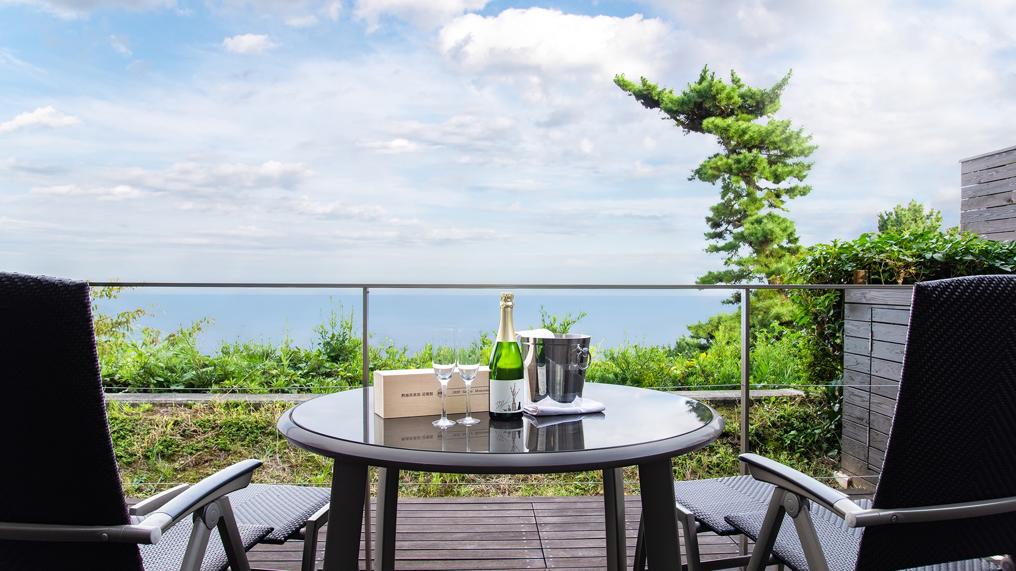 【감색·은해 전용 발코니】석양에 물드는 바다를 바라보면서 음료 한손에 우아한 시간을 보내실 수 있습니다