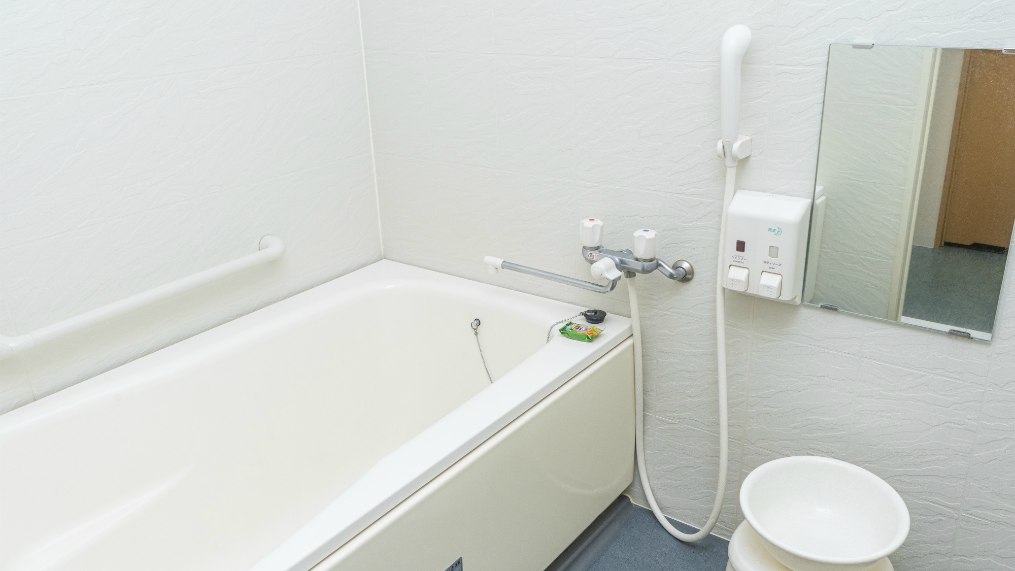 Anda bisa berendam di bak mandi di [semua kamar memiliki bak mandi, toilet, dan wastafel tipe independen], dan ada juga ruang ganti sehingga Anda bisa lebih rileks.