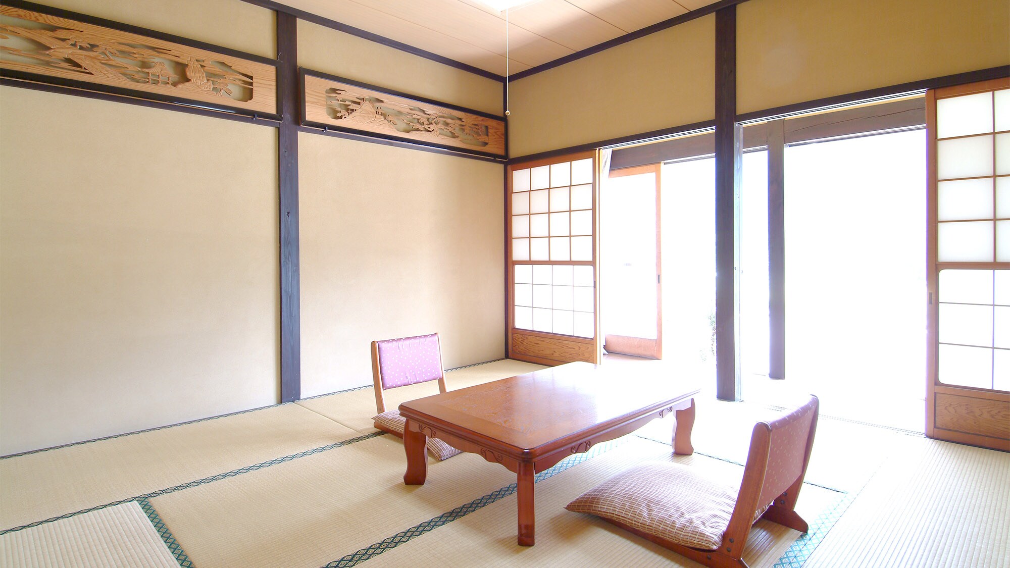 ・ [日式房间，Sasari]伸展四肢，在榻榻米上放松。