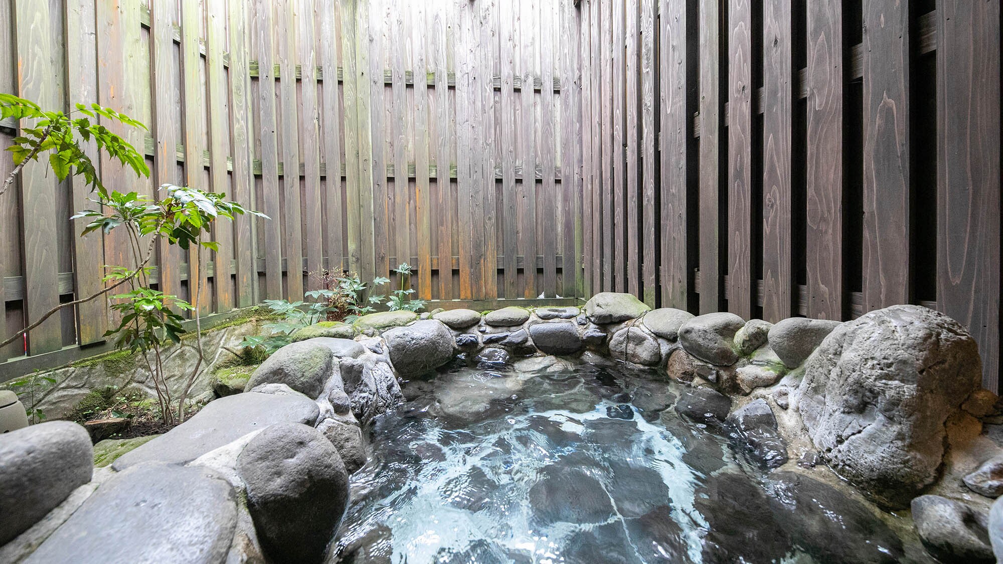 ・[UGUISU open-air bath]