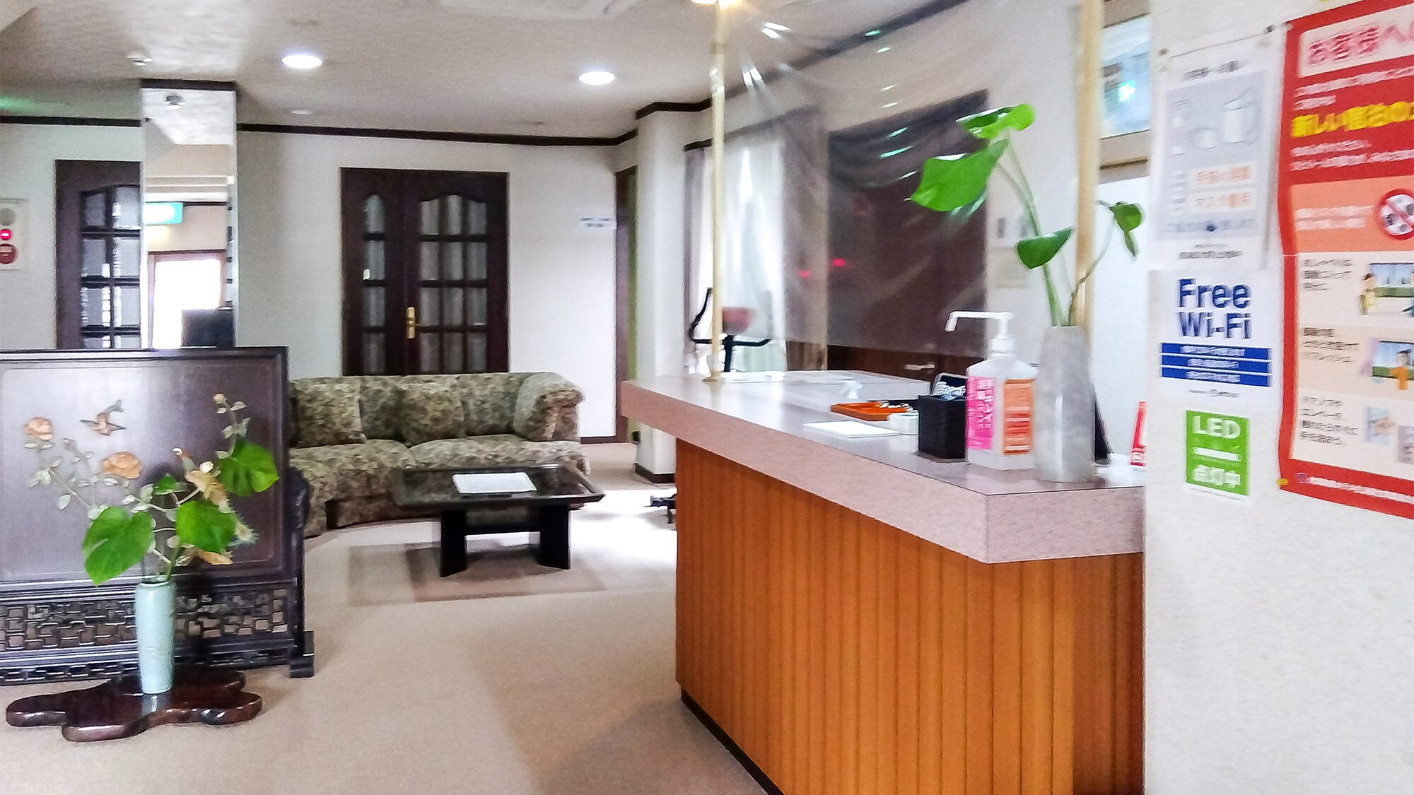 ・Front desk/check-in here