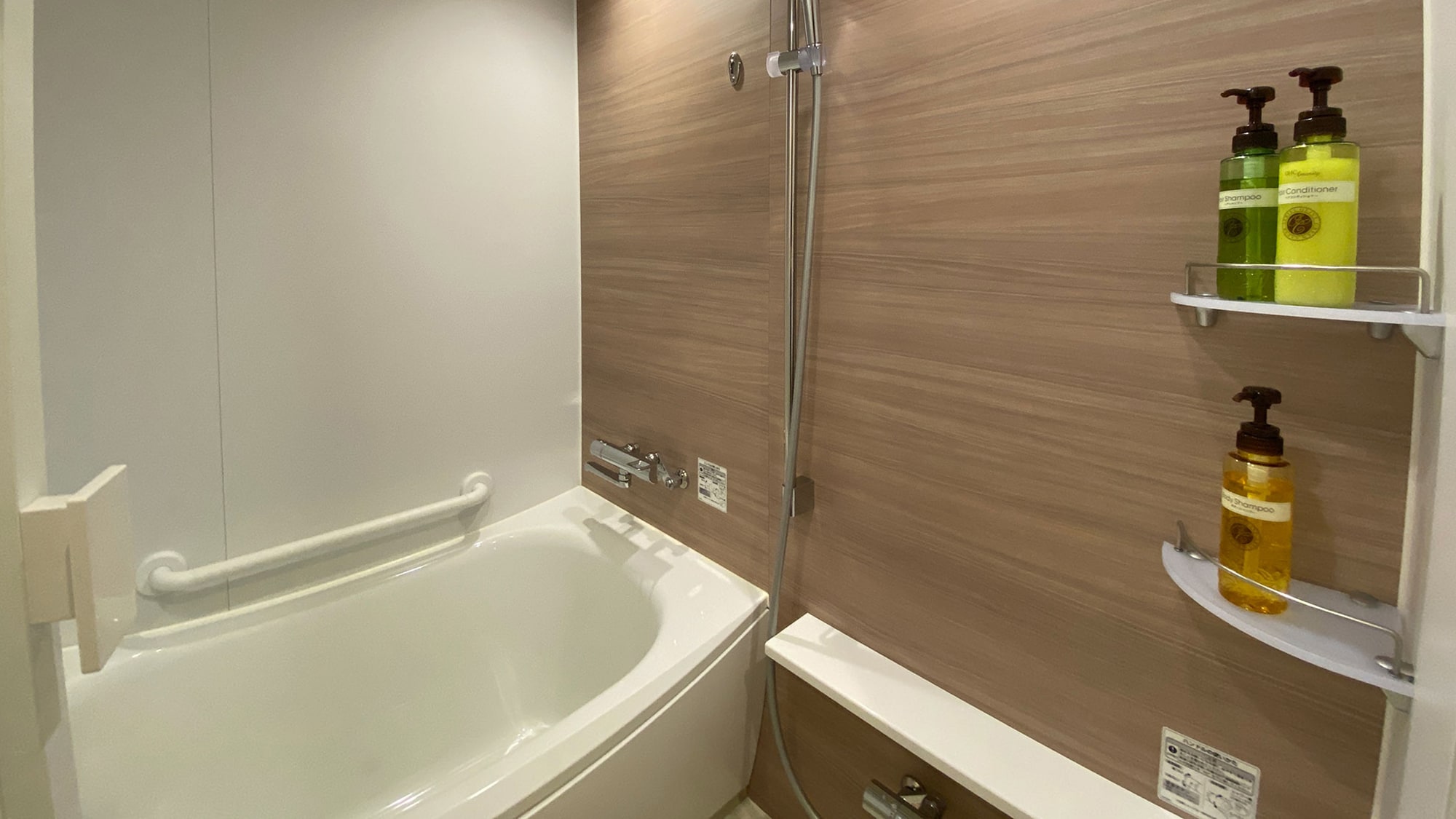 [Superior Twin] Relax in a bathroom equipped with a washing area.