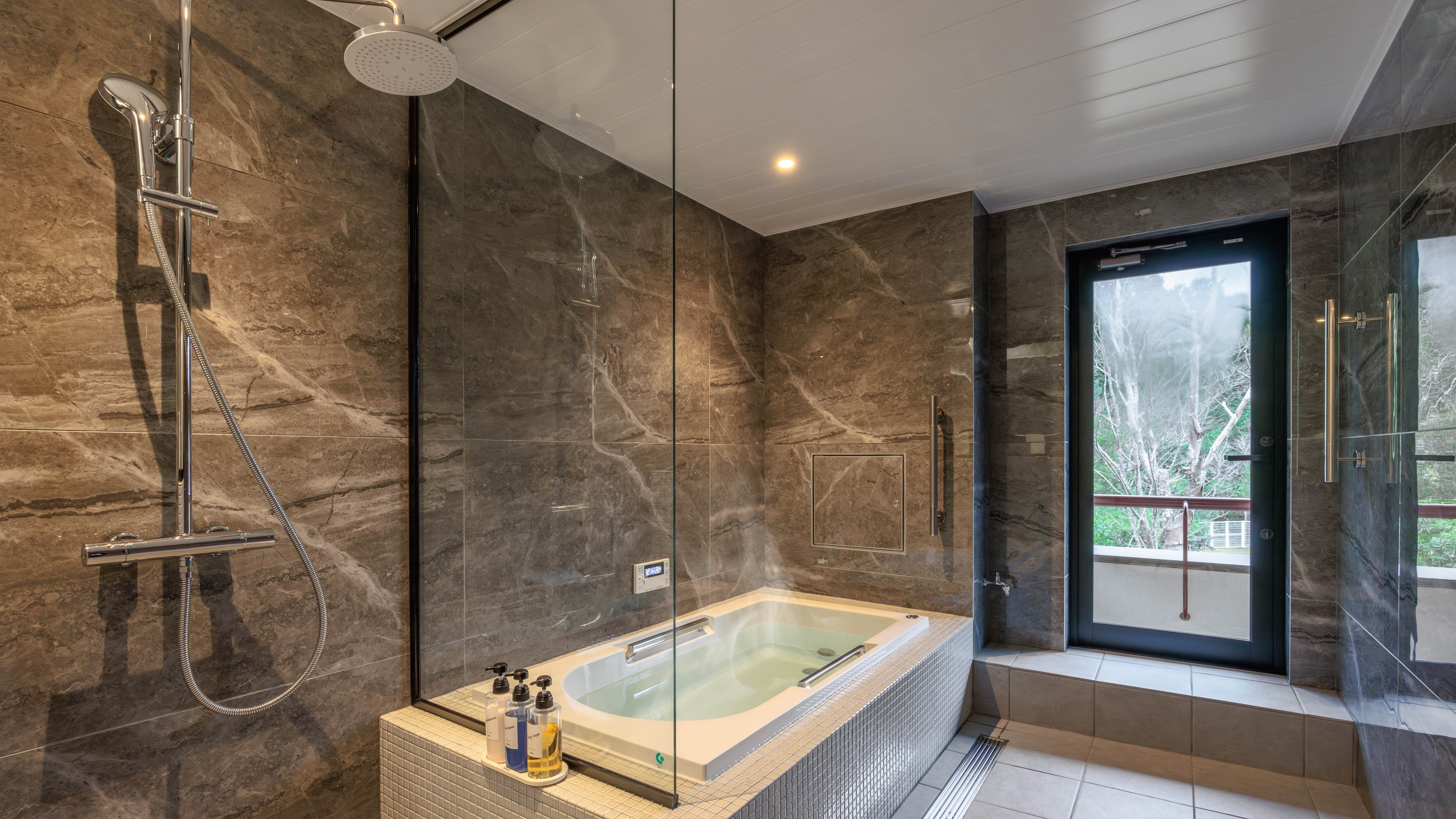 Indoor bath in Japanese-Western room