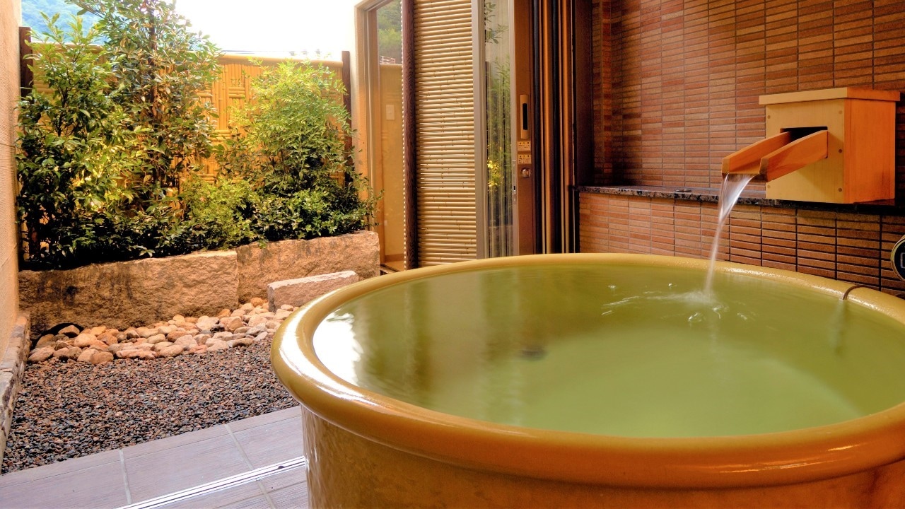 [City side] An example of a Japanese and Western room with an open-air bath