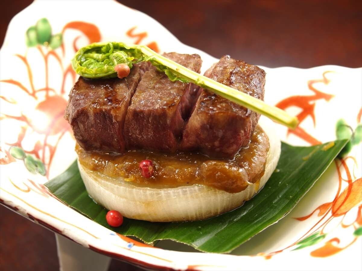 Sebuah mahakarya yang disiapkan dengan hati-hati oleh kepala koki (*contoh)