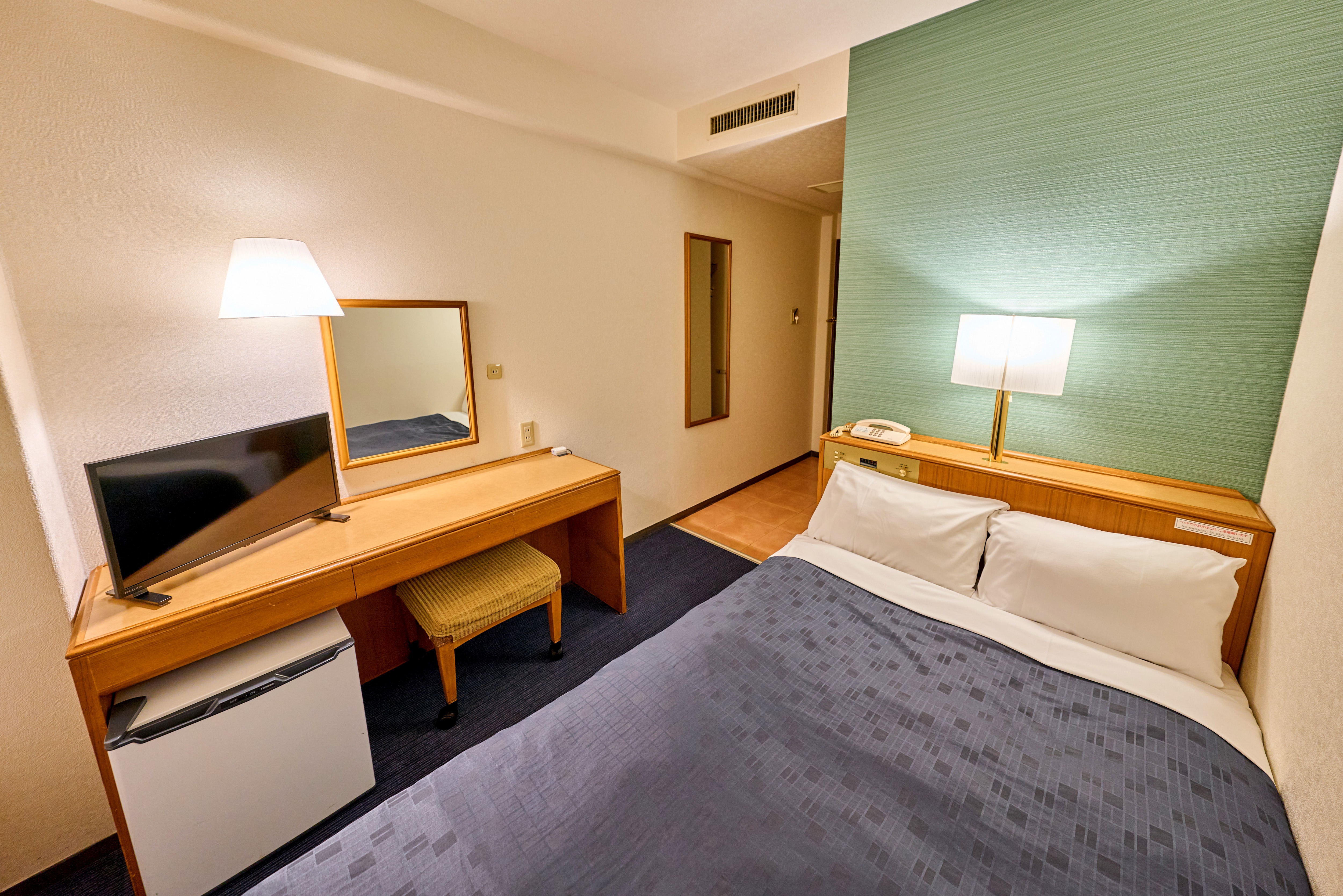 Semi-double room / Bed width 125cm