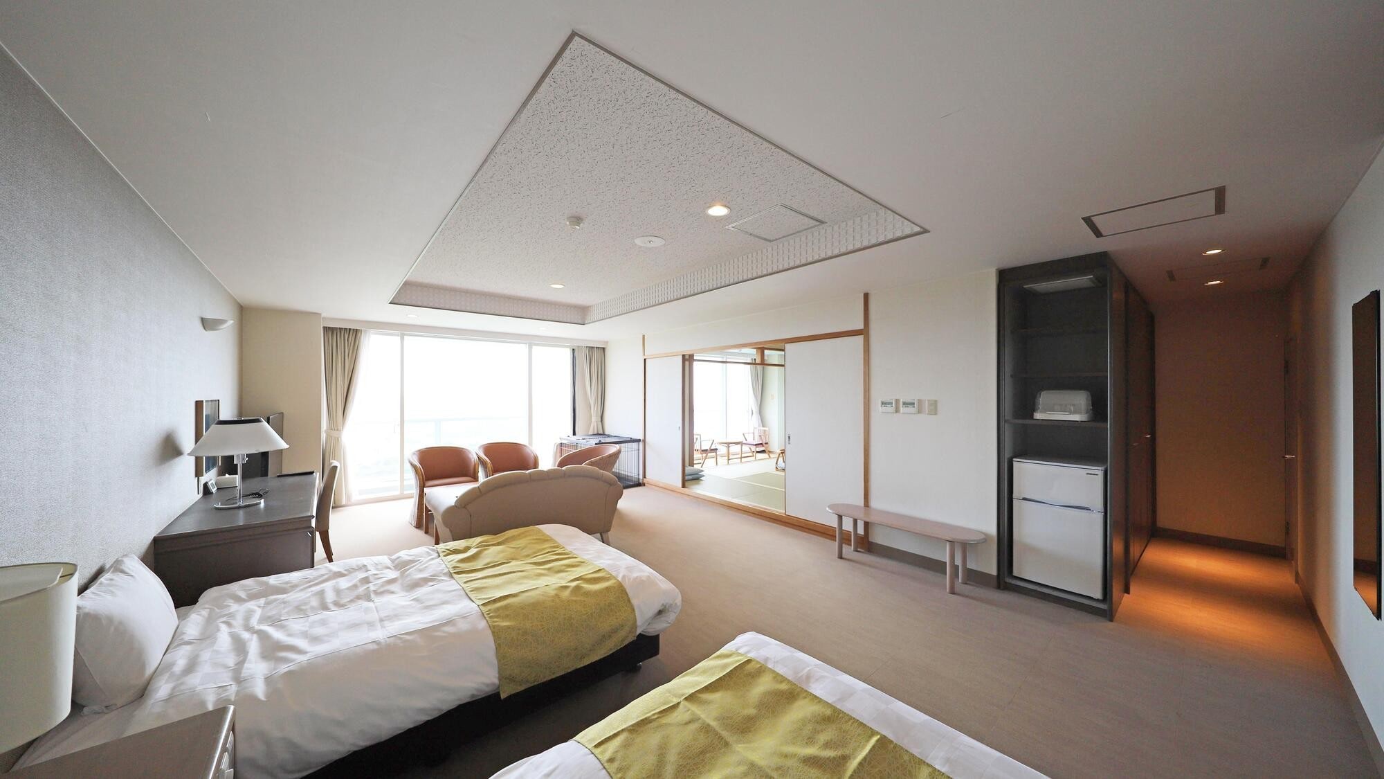 We offer three types of rooms: Japanese-style rooms, Western-style rooms, and Japanese-Western style rooms, and we also have a wide range of amenities for your beloved dogs.