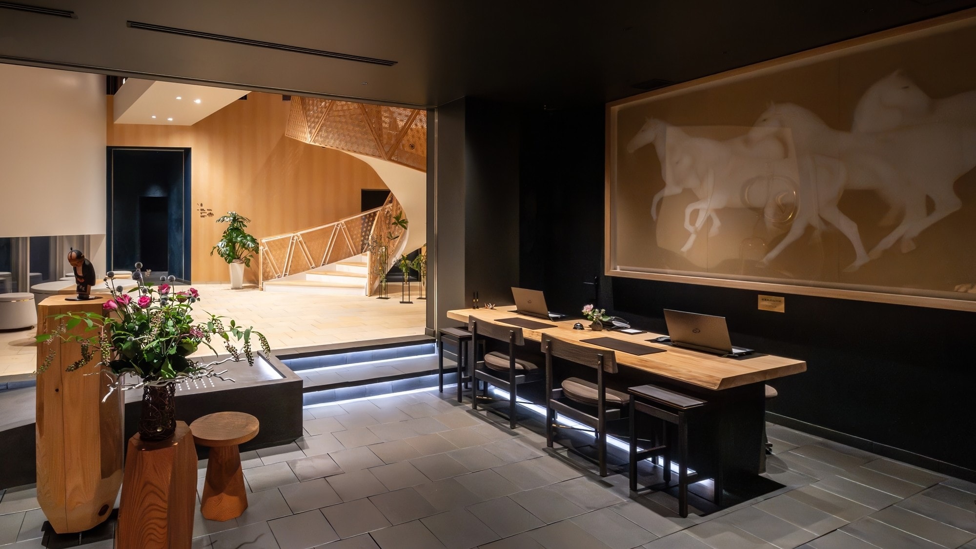 [Front Desk] A counter where you can sit back and relax while you complete the procedures.