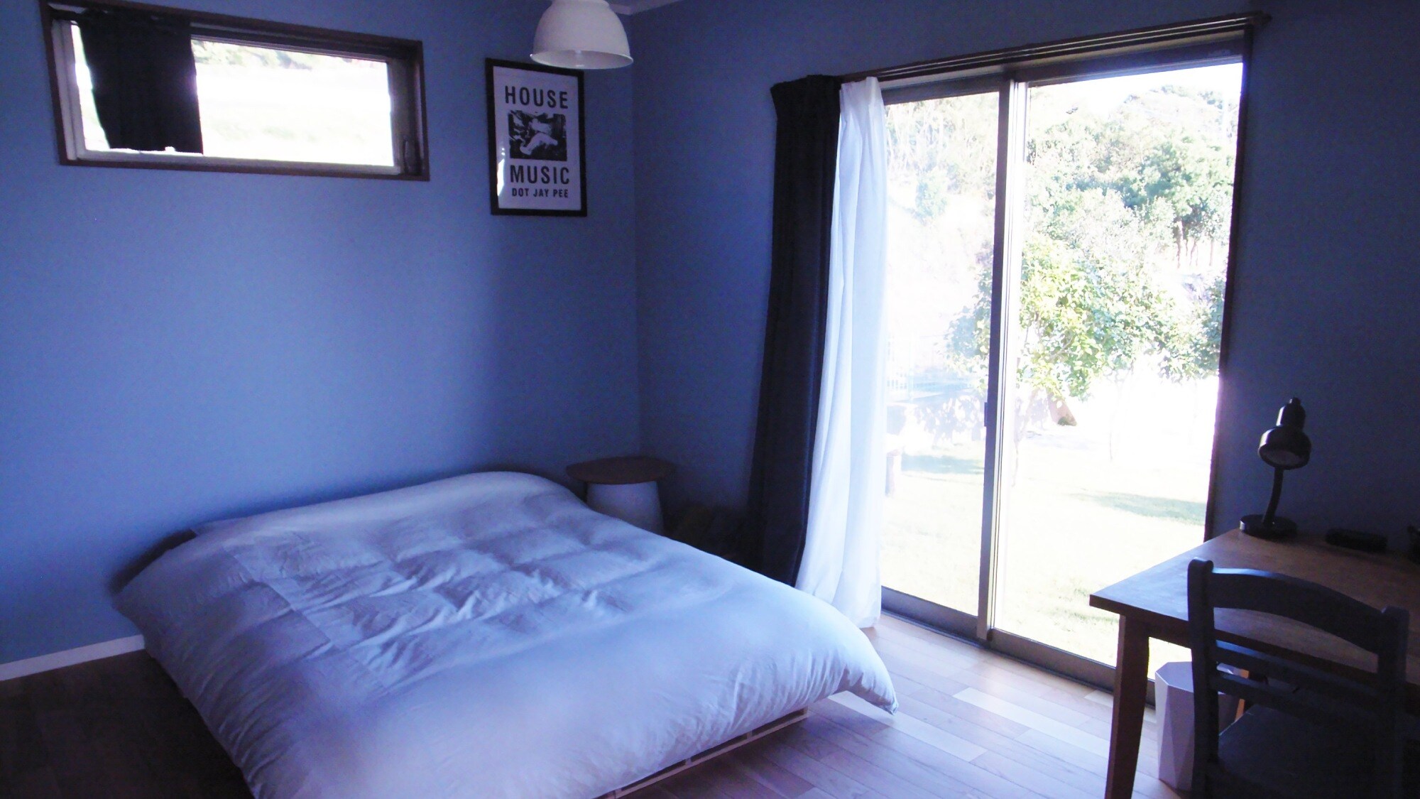 ・[Kamar Tidur] Dilengkapi dengan tempat tidur ganda yang luas. Silakan beristirahat.