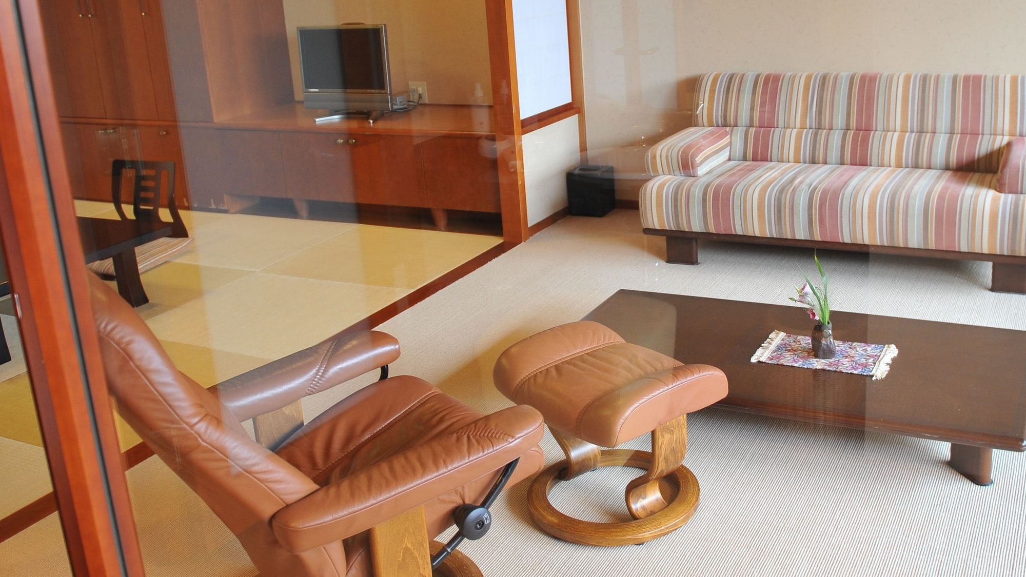 Guest room with open-air bath Yunosumika: Premium room 323 "Kocho"