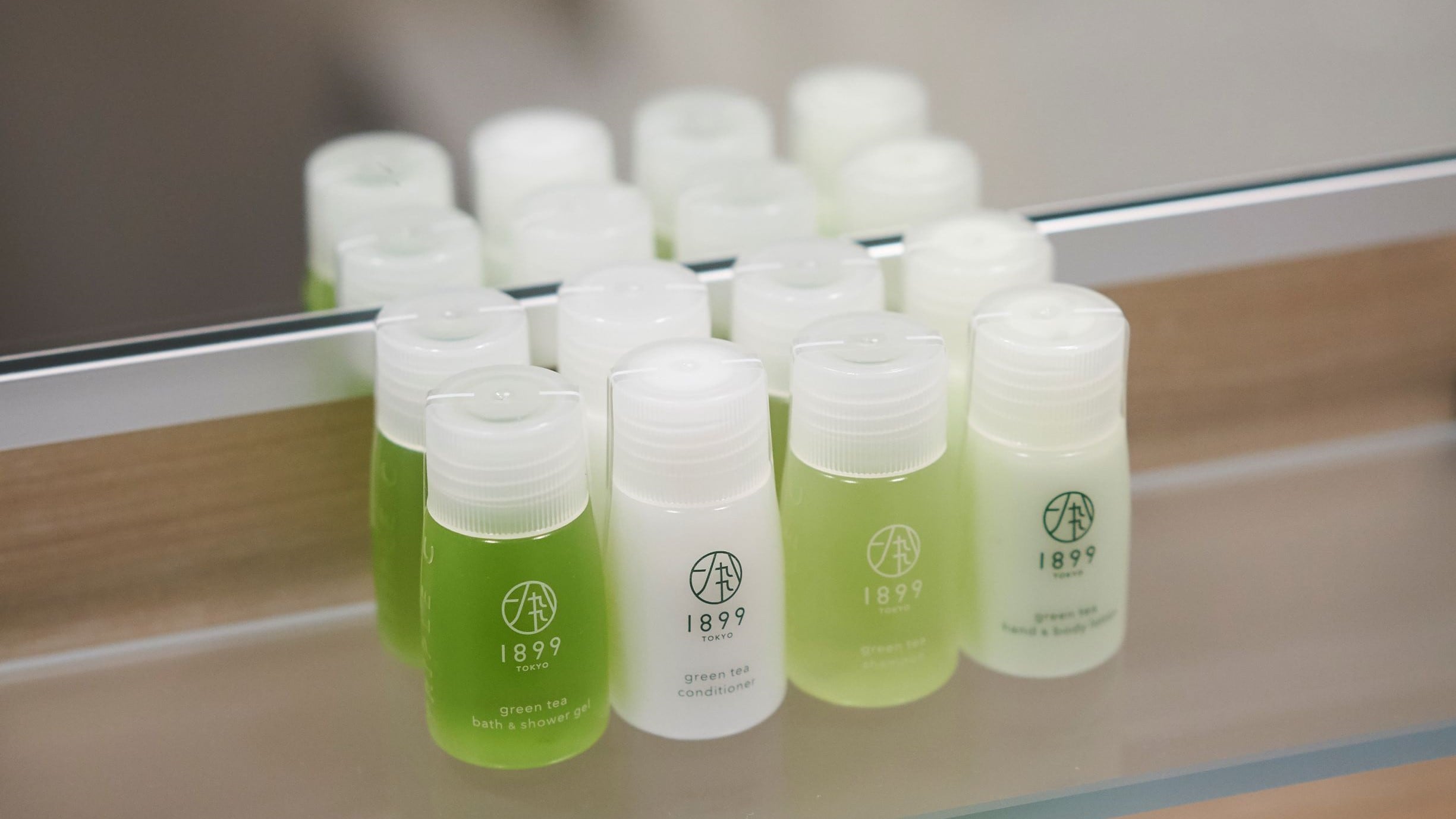 Shampoo containing green tea ingredients