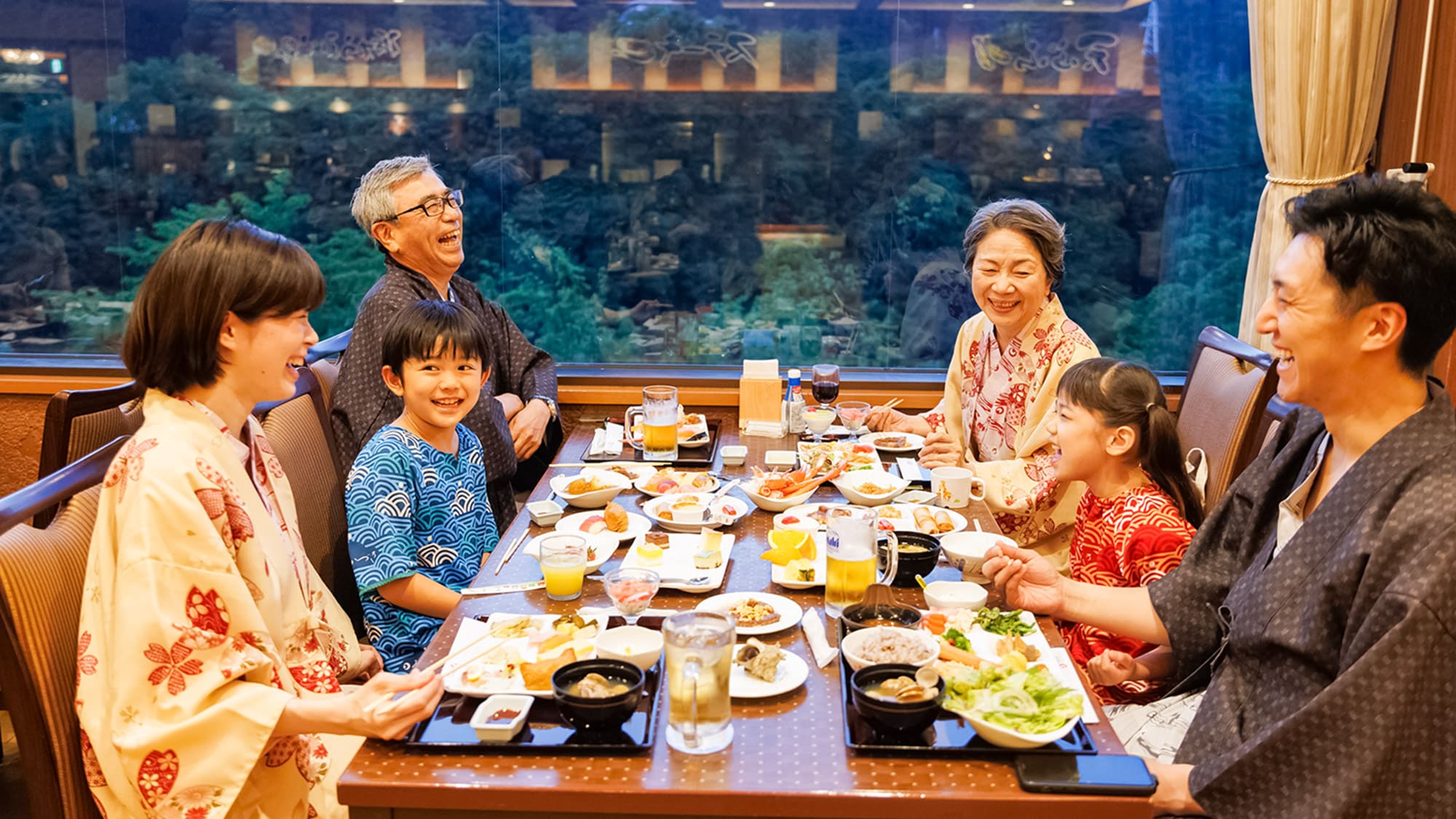 [自助晚餐（示例）]在可以欣赏自然景色的餐厅与大家一起享受愉快的用餐♪