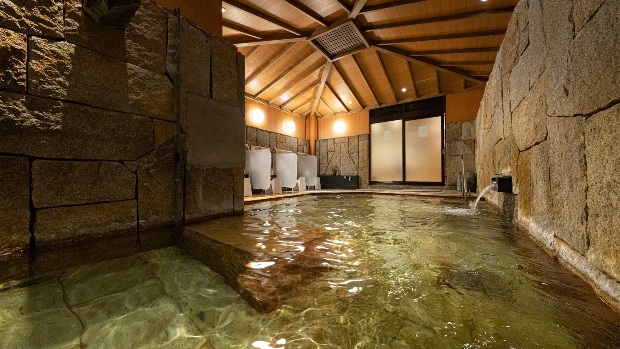 [Large bath - private source] A large amount of hot spring water gushes out from 276 meters underground.