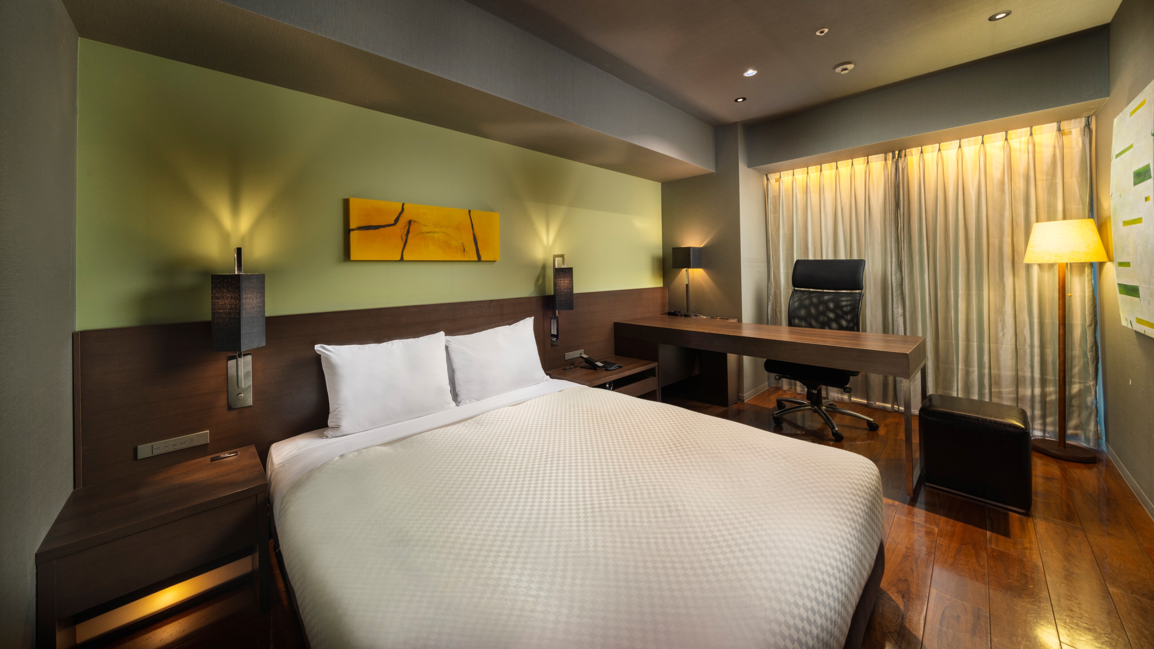 Queen room
