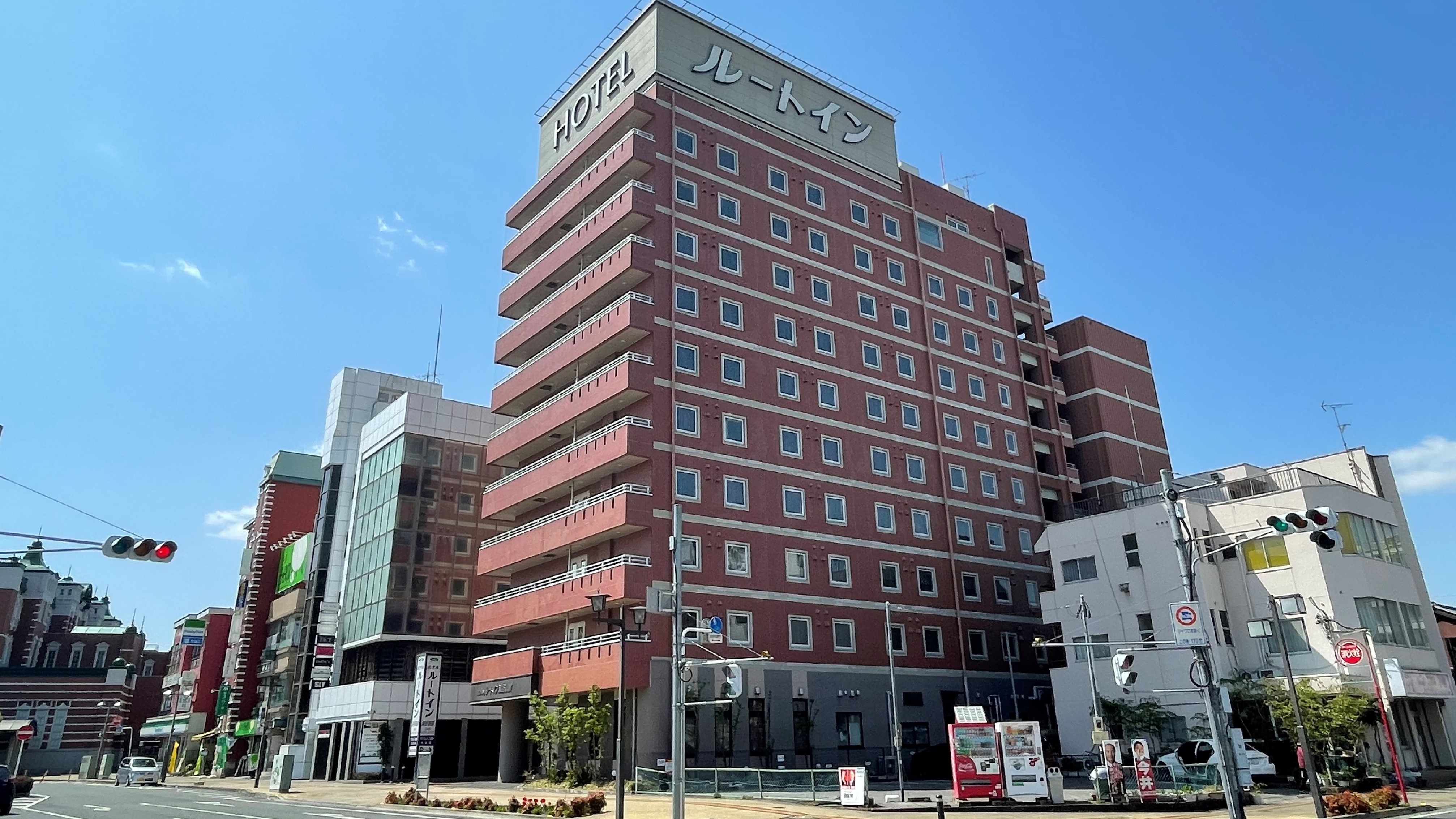 It has a brick-like structure that matches the appearance of Fukaya Station.
