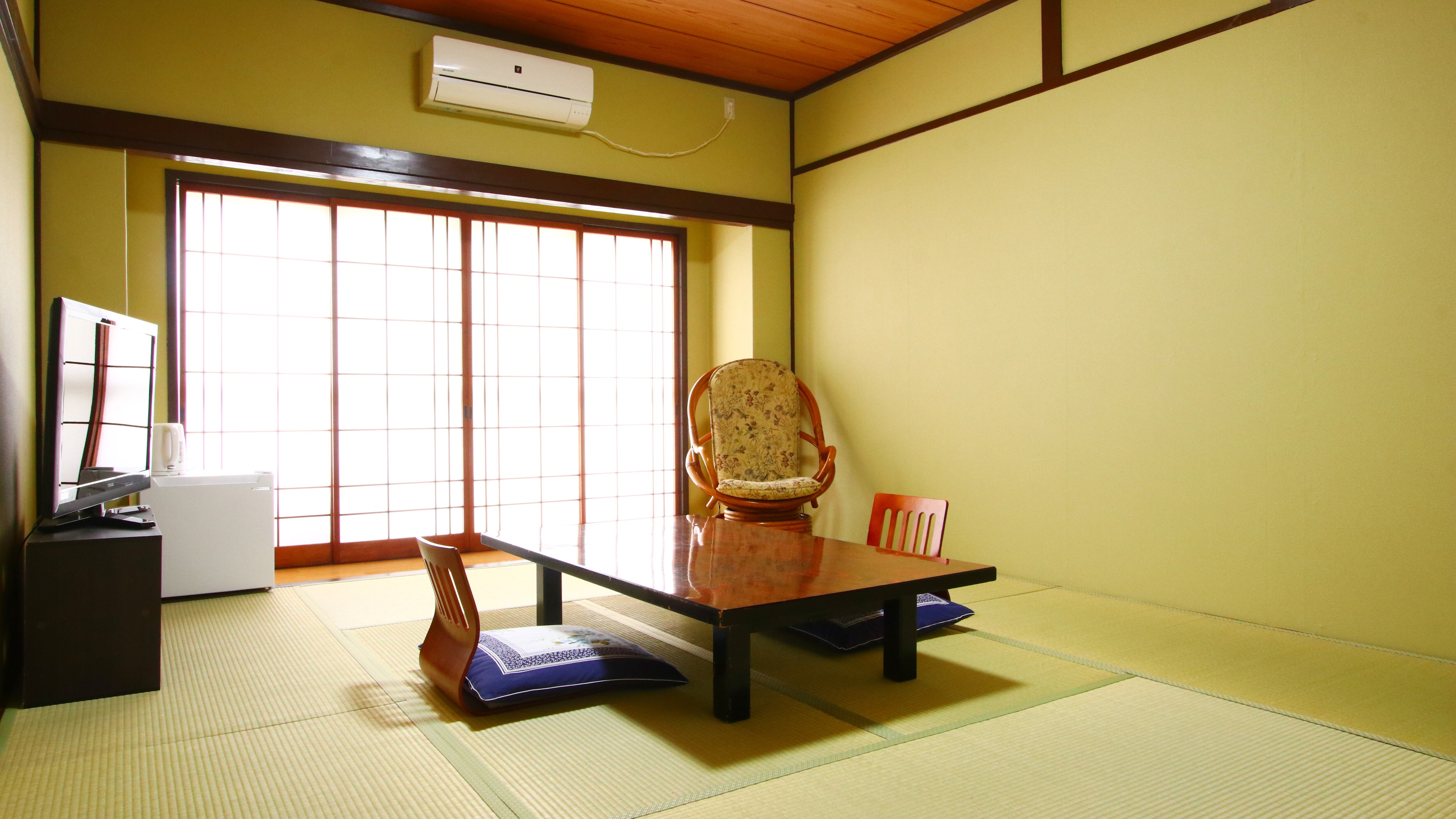 10 tatami mats ■ 3 rooms available*