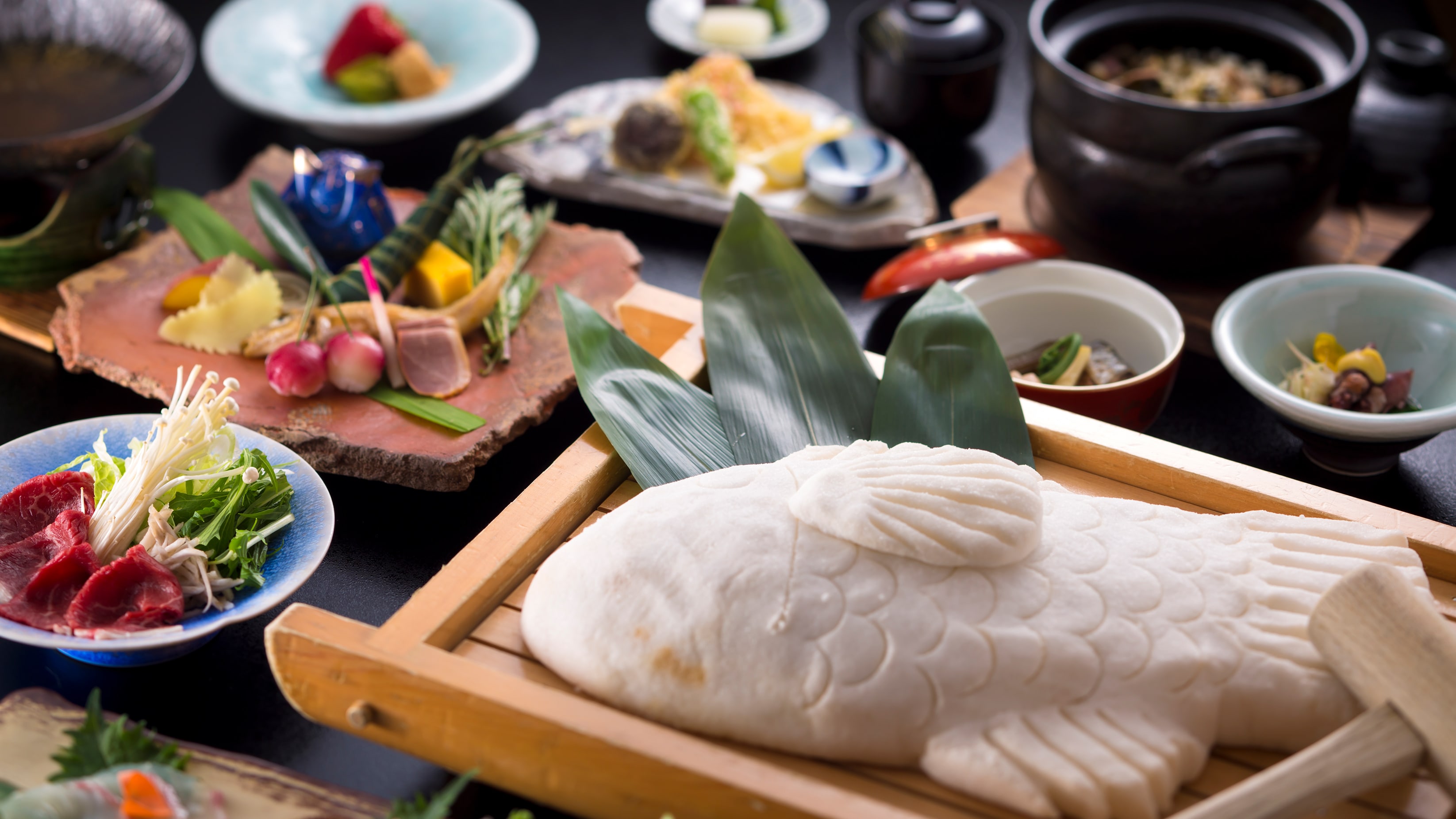 [Ako specialty] Enjoy grilled sea bream wrapped in Ako salt, cracking it with a wooden mallet and cracking it open ☆ "Sea bream salt-baked gourmet course meal"
