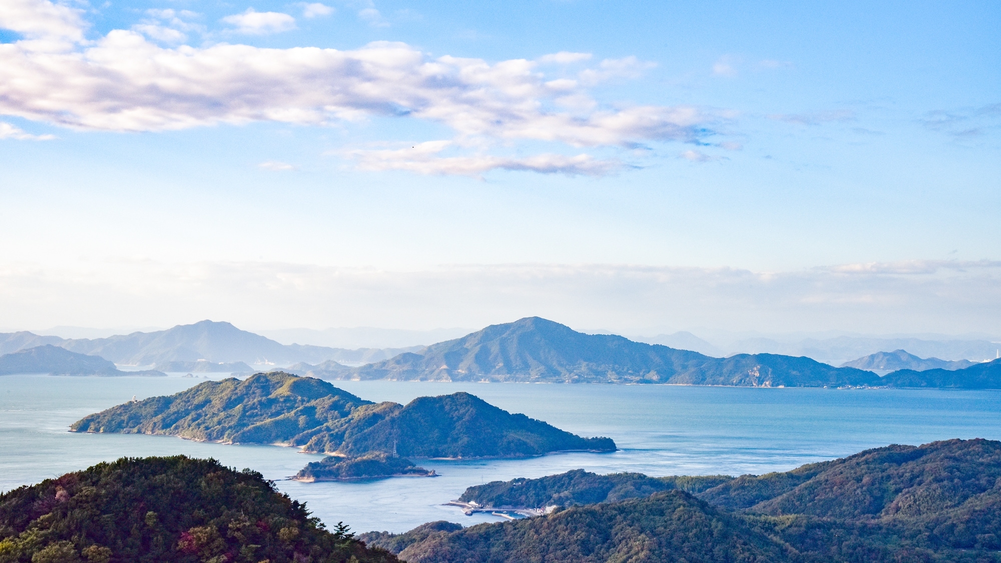 *Seto Inland Sea◆Time flows leisurely among the islands of the Seto Inland Sea, where boats pass peacefully.