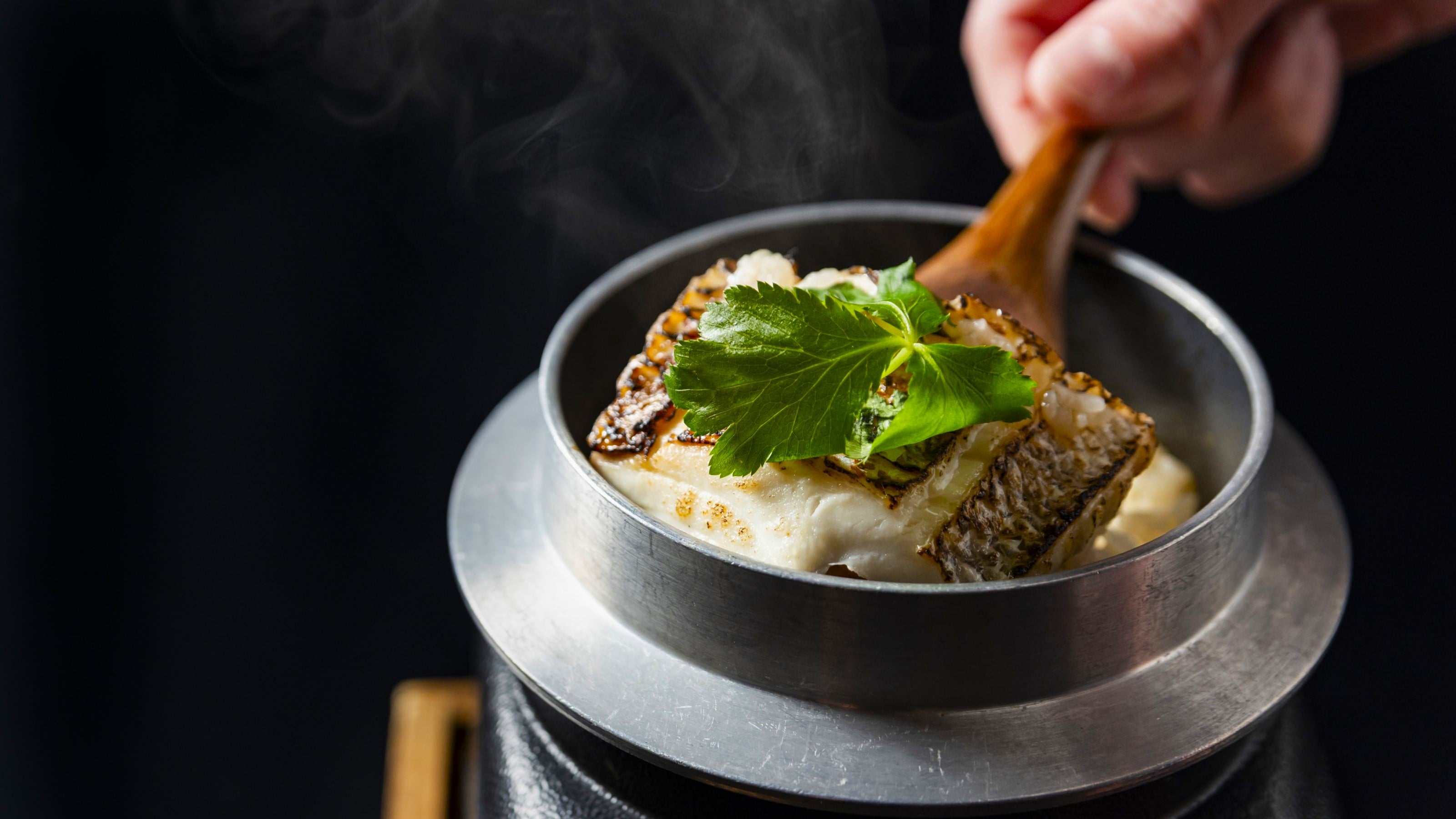 "Taimeshi" is a local dish that lets you fully enjoy the delicious flavor of red sea bream.